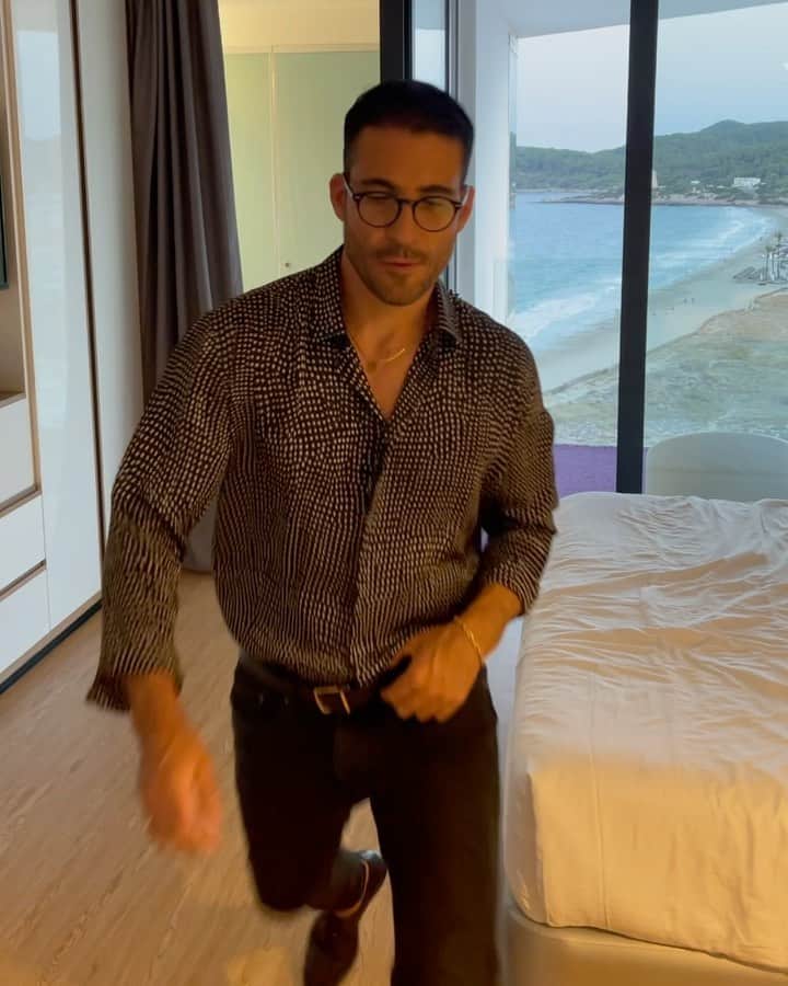 ミゲル・エンジェル・シルベストレのインスタグラム：「Empezando la noche con buen pie 💥💥💥 @hrhibiza」