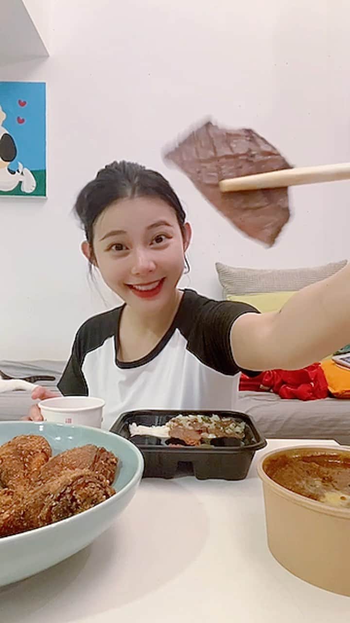 張香香のインスタグラム：「新高軒的牛肉咖哩飯🍛+8隻汁男炸雞🍗 還有無敵的牛舌便當🍱加點厚牛舌🤤❤️」