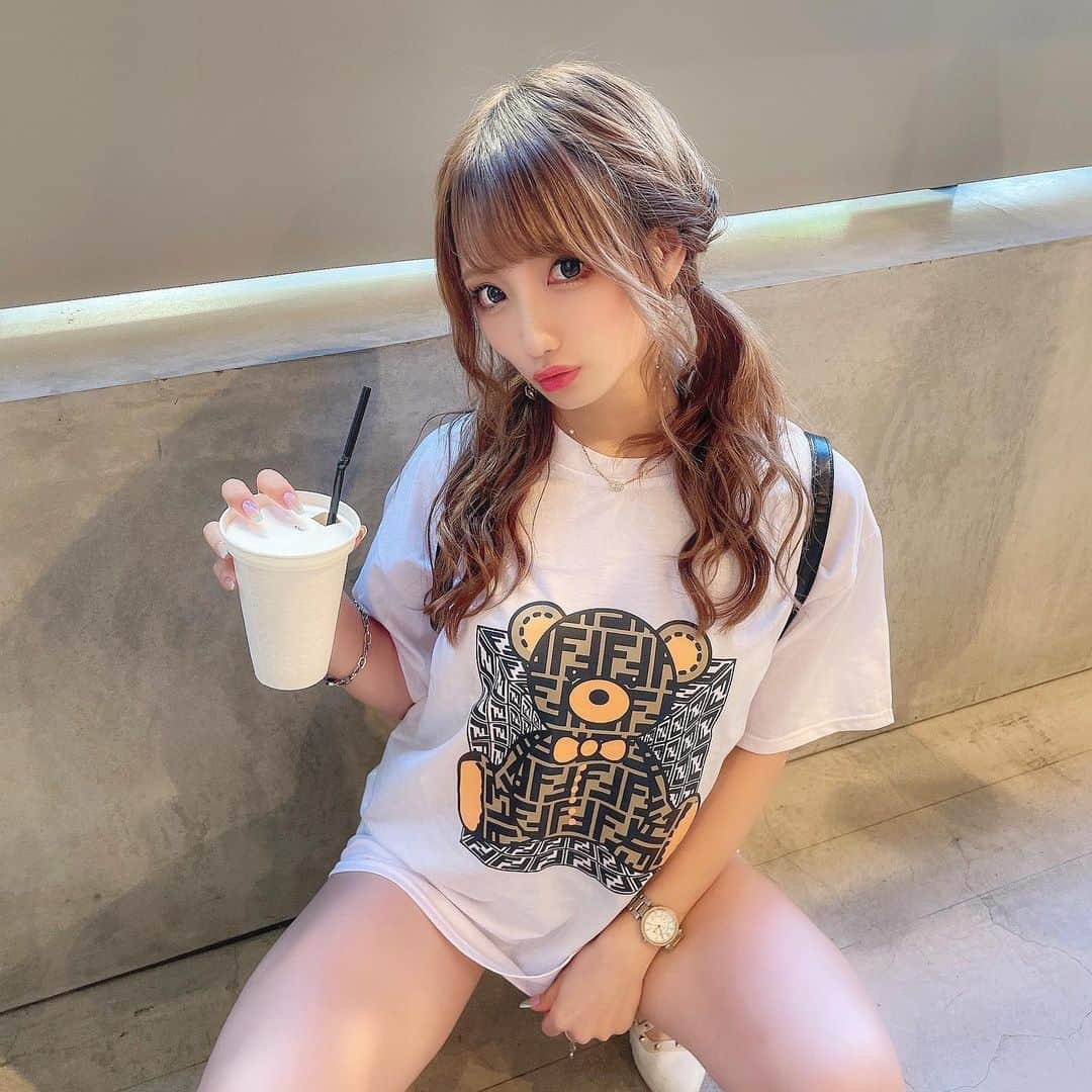 まゆぴちゅーさんのインスタグラム写真 - (まゆぴちゅーInstagram)「Tシャツコーデ👕☆彡.。  このクマちゃんTシャツ可愛くない？🧸💓 FENDIのパロディだけど柄のセンスも最高🌈  ▷▶︎▷▶︎ @fxxk.street.official   Tシャツをオーバーサイズでワンピみたいに 着るのってかわいいよね( ⸝⸝⸝⁼̴́◡︎⁼̴̀⸝⸝⸝)♡♡♡  このTシャツ、なんと今日の２０時から販売！  ぜひ！ちぇけらぁぁぁぁあ\( ˆoˆ )/✔❤️ ▷▶︎▷▶︎ @fxxk.street.official  . . そしてしょってるリュックもかわいいでそ？ @acepalm.official のだよ😎🌺💓  ちゃんと高級感あるレザー生地なのに、 雨に濡れても大丈夫な素材🙆‍♀️✨ 小さいのにわりと物も入るしかわいい！！  今、【【acepalmm2021】】ってクーポンコード いれると、- ̗̀ 半額 ̖́-で買えるの❤️鬼アツ❤️ みんなでおそろしよー⁽⁽꜀(:3꜂ ꜆)꜄⁾⁾🎶！ . . . #Tシャツコーデ #fxxk #streetfashion #ストリートコーデ #カジュアルファッション #カジュアル女子 #ラフコーデ #ランチコーデ #スポーティーコーデ #リュックコーデ #オーバーサイズtシャツ #ユニセックスファッション #tシャツワンピ #渋谷カフェ #ビジョビ」8月10日 19時00分 - mayu_03pichu