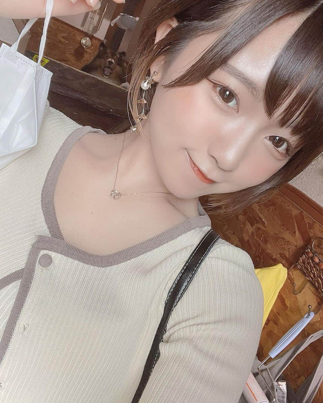 香月杏珠さんのインスタグラム写真 - (香月杏珠Instagram)「最近の私の自撮りです🙋🏻  なんと一枚目…ラッキーとツーショです笑  後ろに微かに映るラキオ()」8月10日 19時02分 - anjyu_neko