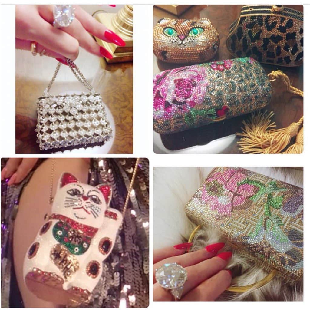 叶姉妹さんのインスタグラム写真 - (叶姉妹Instagram)「⚜️愛あふれる💝アメージングなマツコさん👑と💎ファビュラス🦋な3ショット⚜️「マツコの知らない世界🌹✨」⚜️叶姉妹💖の何も入らないバッグの世界👑⚜️💋✨  私達の愛する大切な皆さん、 ごきげんいかがでしょうか🥰💖  私達のとてもとても大好きな💖マツコさん💎 ⚜️マツコの知らない世界⚜️の収録でも いつお会いしても、 愛あふれる真の優しさ、 プレシャスな心が内面から滲み出て どのような言葉も愛があって 私達は フワフワ空間に包み込まれているような… "もの"だけのトークではなく "心と心のトークと、 そして、 マツコさんのあまりにもレベルの高い 繊細なビーズの手刺繍の見極めや 超一流の作品に対する作った方達の 情熱やこだわりに対する 敬意の礼を感じましたよ。 そして、 幅広いファッションの知識と クールでセンシュアルなテイストは、 ファビュラスな姉のテイストと 凄く似ていてビックリいたしましたよ。😋 さて、 ⚜️ファビュラスな姉の💖アメージングな超最先端のセンスに💜時代がおいついて…💋✨✨ いつもの叶姉妹関連の ツイートの検索をしておりましたら、 このようなよくわかってくださっている方の ステキなツイートが ありましたので ご紹介させていただきますね。 「"何も入らない極小バッグが新トレンド！早速セレブも愛用中" マイクロバックというらしい。 かなり前から叶美香さんがお姉様の恭子さんの"何も入らないバック"を紹介していたけど〜 ドレスしかりバックしかり、叶姉妹はめちゃくちゃ先端だー  #叶姉妹#叶美香#叶恭子#何も入らないバック#マイクロバック 」 というツイートですが、 私も数年前から他のファッション誌などで このスーパーマイクロバッグ関連の 世界の最新トレンドの記事をよくお見かけして、いつものファビュラスな姉の言葉が、 「まぁ また…言っているの。 なぜバッグは 何かを入れるためだけのもの って思っているのかしら…。 …ウフフ… おもしろい美香さん。💋✨」と。 えっ、ファビュラスな姉は 究極生命体で心は宇宙単位のスケールで理解不能なことが多いですが、 超絶アメージングなセンスで、 後から世の中が追いついてくる、 ものもたくさんあり、 その都度、やはりスゴいなーっ、 て感動したり。 ずいぶん前から、単にファビュラスな姉のお気に入りの「何も入らないバック」(私がそう呼んでいただけなのですが)いわゆるスーパーマイクロバッグを アクセサリー感覚でたくさん持っており、 ファビュラスな姉の 五感やテイストは、 ファビュラスな姉本人にとっては、 自然にシンプルに"好きなもの"を世界中で集めているだけなのですが それは世の中からすると斬新過ぎたり 究極にラグジュアリーなものだったり 理解しづらいものが多いのですが。 (もちろんシースルードレスなどレッドカーペットセレモニーなどで着用するものなど一般的ではないものが多いですが💦) さて、 私達の愛する大切な皆さんに ファビュラスな姉の “何も入らないバッグ"シリーズ (世の中での通称"スーパーマイクロバッグ") すでにいろいろとご紹介させていただいておりますが(あまりにもたくさんありごく一部ですが😅💦) ご存知ない方々もたくさんいらっしゃることと、何回観てもアメージングでキュートですのでご紹介させていただきますね😘💖  TBS  8月10日　火曜日20:57 - 22:00 「🦋マツコの知らない世界」💎 ⚜️叶姉妹の何も入らないバッグ& 履けない靴⚜️放送ですよ。 もしよろしければみてくださいね。😋💖  💎「世の中が見えない危険にさらされて 急速に変化する不安定な今、 わたくし達の愛する大切な皆さんが どうか 心身ともに健やかに幸せに 過ごされますように 心より願っておりますよ。🌹✨」  #マツコの知らない世界  #バッグインバッグ  #バレンチノ　#FENDI  #judithleiber #ジュディスリーバー  #シャーロットオリンピア #スーパーマイクロバッグ　#ファビュラス#kanosisters #heaven #fabulous #life #叶姉妹  #amazing #heavenly  #special #何も入らないバッグ #ダイアモンド  #マイクロバッグ #bag #女神  #88 #宇宙  #至福 #愛するあなたへ」8月10日 10時17分 - kano_sisters007