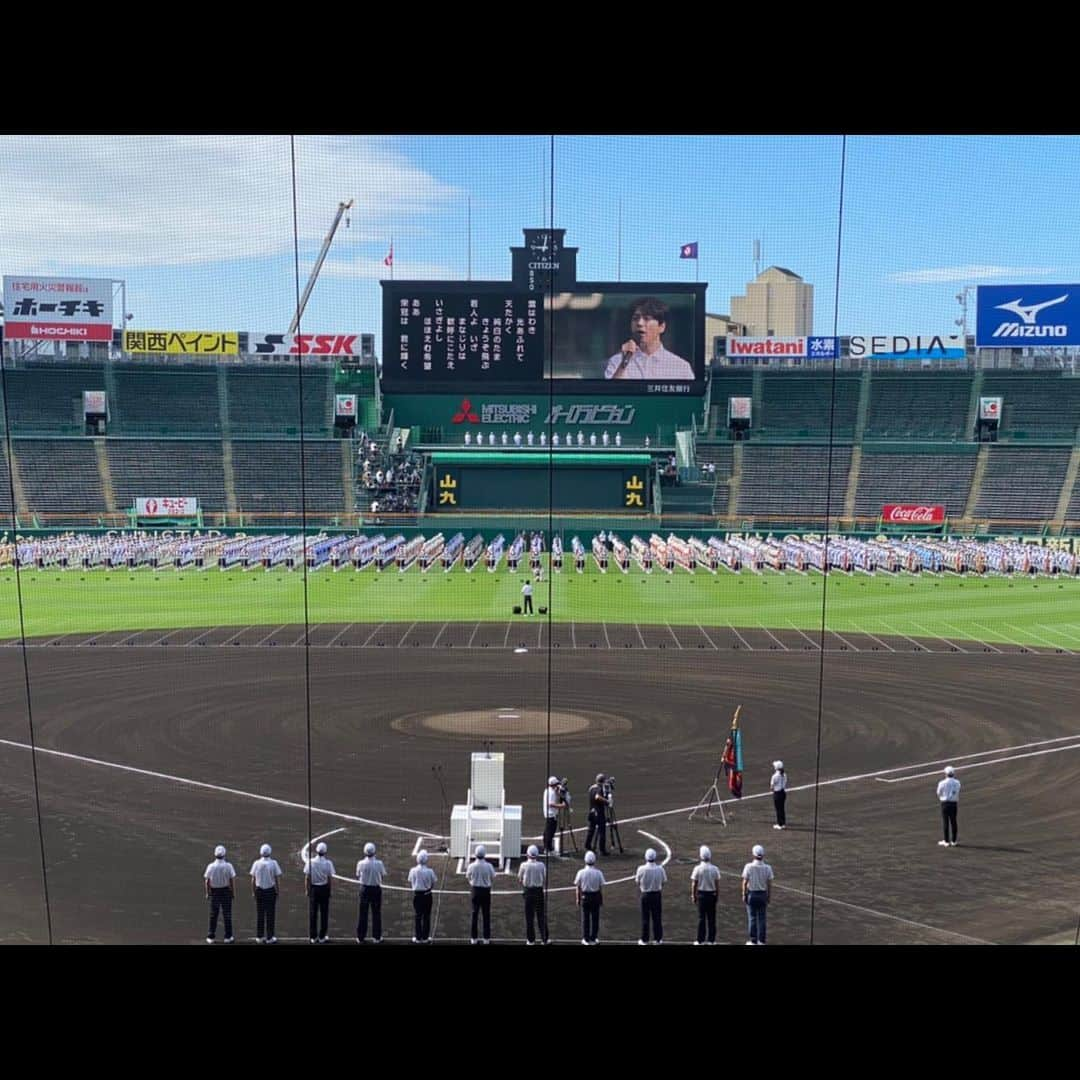 山崎育三郎さんのインスタグラム写真 - (山崎育三郎Instagram)「. 第103回全国高等学校野球選手権大会 開会式、大会歌「栄冠は君に輝く」を独唱させて頂きました。  今日は、甲子園を見つめながら様々な思いが溢れてきました。  甲子園に憧れ毎日練習に励んだ小学生の頃、ミュージカルの世界で生きていく事を決め野球選手の道を諦めた日のこと、高校球児だった弟のこと、エールで裕一に向かって歌ったこと、コロナの影響で昨年の甲子園に出場出来なかった球児達の想い、目の前にいる甲子園球児達、そして今もまだ続くコロナ禍で戦う全ての方。  「栄冠は君に輝く」心を込めて歌わせて頂きました。  僕の中で、今日「エール」が完結した気がします。  このような素晴らしい機会を与えて頂き感謝しています。また一つ、忘れることの出来ない時間となりました。 ありがとうございました。  甲子園に出場する球児達を、みんなで応援しましょうね！！  なんと、この写真は憧れの古田敦也さんが撮って送って下さいました。  #第103回全国高等学校野球選手権大会  #甲子園 #高校野球 #栄冠は君に輝く #エール」8月10日 10時55分 - ikusaburo_yamazaki