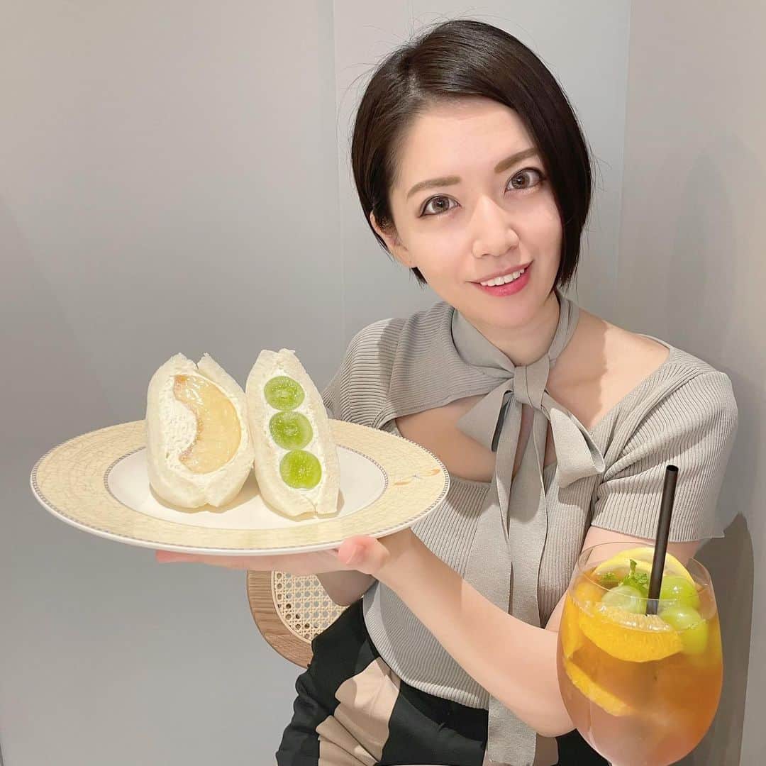 のインスタグラム：「オーガニックのティーサロン、メゾンドエル @maison.de.l_teasalon に行ってきましたー！ 表参道に先週オープンしたばかりの綺麗なお店で、フルーツサンドもイートイン、テイクアウト共にOK！ 私は桃、一緒に行ったシンガーのmanamiはシャインマスカットをオーダー。 この日は他にもいちじく、パイナップル、キウイ、みかん、バナナがありました。 マンゴーは大人気の様で売り切れだったので、食べたい種類がある場合は予約した方が良いかも。  紅茶は「大人の贅沢ゴロゴロフルーツティー(1500円)」を。 スッキリしているけどフルーツの甘みが丁度良く、この季節の火照った身体に染み渡る美味しさ…入っているフルーツは日によって変わるそうで、今回はシャインマスカットとオレンジがたっぷり、輪切りのレモンが入っていました。  フルーツサンドは食べやすい様にと半分にカットしていただけるので、今回みたいに友達同士で頼むと半分ずつシェア出来て最高。 パンは薄めでふわふわ、クリームも多すぎない絶妙な量と甘さでフルーツとよく合います。 紅茶、フルーツサンド共に入っているフルーツのクオリティが高く、ここ最近ずっとあった「美味しいフルーツを食べたい欲」が完全に満たされました。笑 また行きまーす！ 場所は表参道のアップルストア裏手にあるとんかつまい泉の近く。 #maisondel #メゾンドエル #表参道カフェ #表参道ティーサロン #オーガニックティー #フルーツサンド」