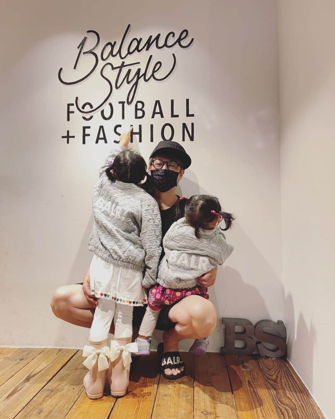 田村淳のインスタグラム：「娘とBALR. 自分が好きなブランドを娘達が 気に入ってくれるのはとても嬉しいなぁ  大きくなっても姉妹が おそろいでコーデしてくれて そこにパパも参加させてもらえたなぁ^_^  #BALR #秋冬展示会」
