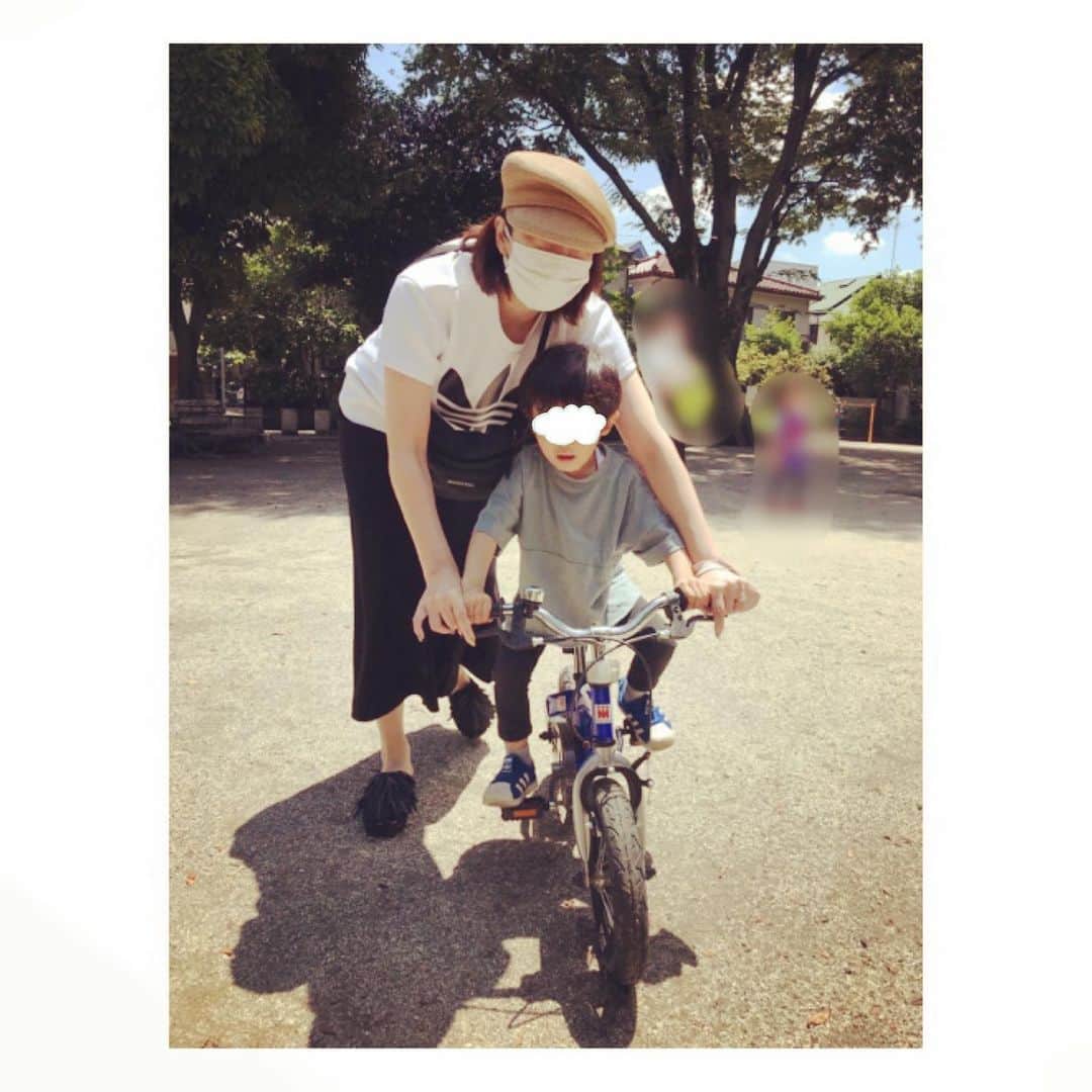 瀬奈じゅんさんのインスタグラム写真 - (瀬奈じゅんInstagram)「⁡ ⁡ お友達の補助無し自転車をお借りしてちょっと練習。 ⁡ 今の子ども達はストライダーに乗ってるから、自転車に乗れるようになるのも早くて驚きます！ ⁡ あっ、うちの息子はまだまだ乗れそうにありません。 ストライダーは上手になりましたが、案外怖がり……よく言えば慎重派…笑。 それにヘルメット嫌いで、すぐポイっとしちゃいます……。 ⁡ ま、まずは交通ルールをきちんと理解してからですな。 ⁡ ⁡ #4歳児 #自転車 #ストライダー #慎重派 #日焼け止め #全然効かない #手だけ真っ黒 #お母さん達 #頑張ろう ‼︎ #親バカ部 #瀬奈じゅん」8月10日 11時23分 - junsena_official