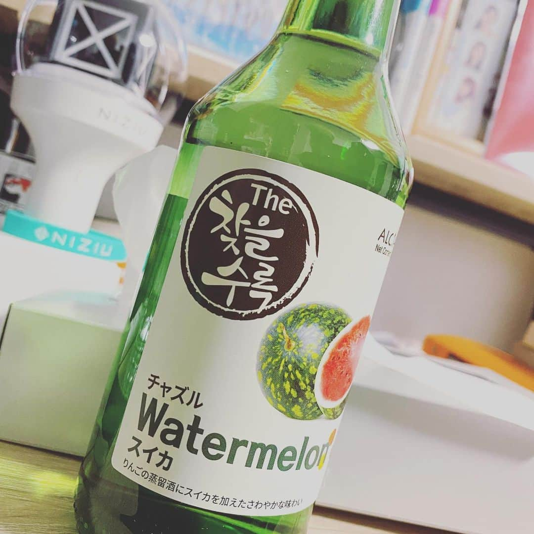 凸さんのインスタグラム写真 - (凸Instagram)「#お酒 #スイカ #絶対美味い #찻을수록  #てか後ろのグッズ #主張強め  #niziu  #withu」8月10日 11時25分 - honmonotetsuya