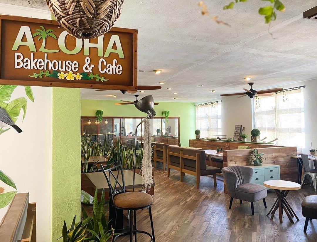 マキ・コニクソンさんのインスタグラム写真 - (マキ・コニクソンInstagram)「私が大好きなハワイのアーティスト @ichialoha がカカアコにある “Aloha Bakehouse and Cafe”  の壁に絵を描いたのでそれを皆んなで見に 来ました！😊😊  Ichiらしく癒しの絵でした！ 本当に平和な愛のある絵です！❤️❤️  一階でオーダーして2階のカフェで食事するスタイル！2階は凄く居心地よいゆったり 出来るスペースです！☺️  アサイボウルと手作りソーセージパンと スコーンを食べました！ どれもホームメイドで凄く美味しかった！  秘密の隠れ家的なカフェです！ 是非行って見て下さいね！☝🏼  #ichialoha  #ハワイのアーティスト #alohabakehousecafe #ハワイの美味しいお店のおすそ分け🤙🏼」8月10日 11時41分 - makikonikson