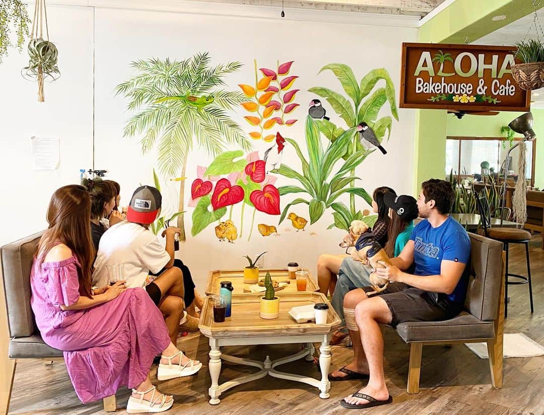 マキ・コニクソンさんのインスタグラム写真 - (マキ・コニクソンInstagram)「私が大好きなハワイのアーティスト @ichialoha がカカアコにある “Aloha Bakehouse and Cafe”  の壁に絵を描いたのでそれを皆んなで見に 来ました！😊😊  Ichiらしく癒しの絵でした！ 本当に平和な愛のある絵です！❤️❤️  一階でオーダーして2階のカフェで食事するスタイル！2階は凄く居心地よいゆったり 出来るスペースです！☺️  アサイボウルと手作りソーセージパンと スコーンを食べました！ どれもホームメイドで凄く美味しかった！  秘密の隠れ家的なカフェです！ 是非行って見て下さいね！☝🏼  #ichialoha  #ハワイのアーティスト #alohabakehousecafe #ハワイの美味しいお店のおすそ分け🤙🏼」8月10日 11時41分 - makikonikson