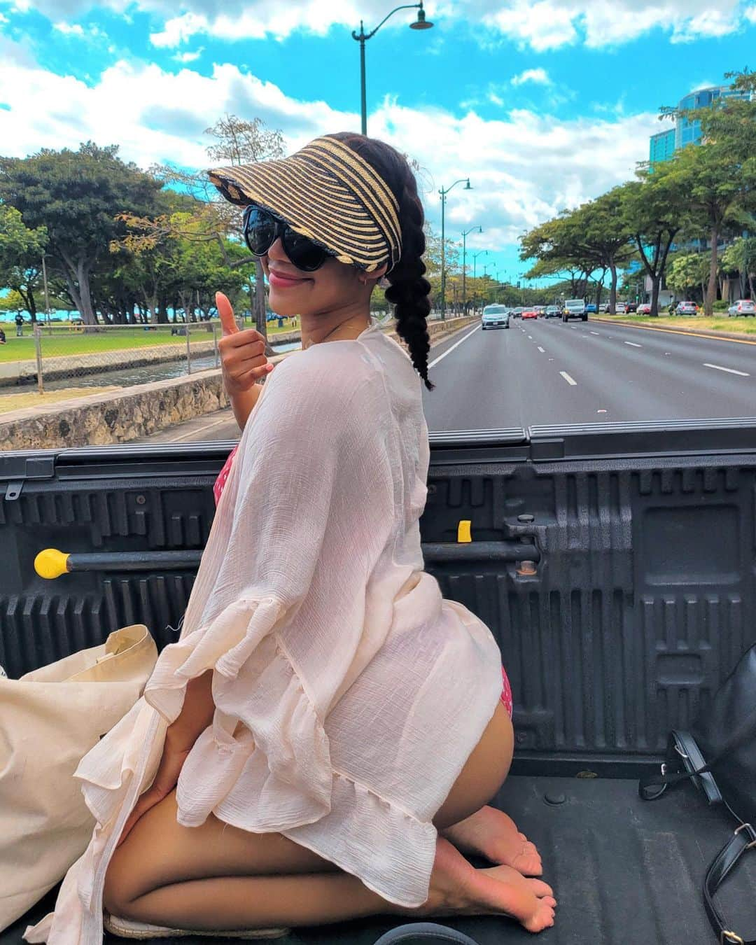 ユリサのインスタグラム：「Instagram VS Reality  #hawaii #pickuptruck #🌺 #トラックの荷台で濡れた身体を乾かす #憧れのシーン #実際は車いっぱいでまぁまぁコワイ #揺れのダメージもデカい #シートベルトいらない #後部座席はいる #荷台はいらない #ハワイの法律にビックリ」