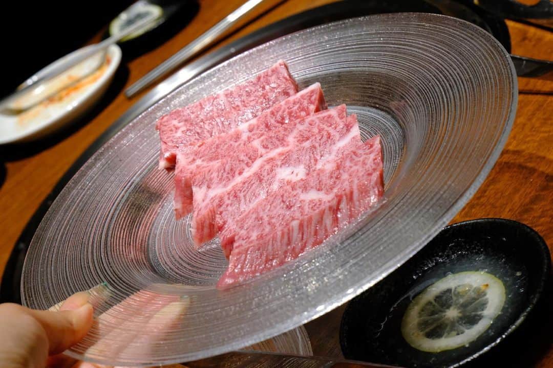 奥田順子さんのインスタグラム写真 - (奥田順子Instagram)「@amiharunaami が関西のタイミングで　@yuchunkitashinchi へ🍴 個室でゆっくり食事できました！ シメの冷麺は、格別‼︎‼︎‼︎お肉もトロけました。 ミュゼお疲れ様のプレートをだしてもらったら、私の誕生日プレートを準備してくれていて、、😍😍😍 嬉しかった‼︎この夏、ファミリーで会いたかったけどコロナで無理だ😵‍💫 まだまだ話したいこと盛り沢山！！ Photo by みーたん 2人に出会えたことに本当感謝🙏 #鶴橋#ゆっちゃん冷麺#ミュゼお疲れ様#心友トリオ」8月10日 12時23分 - okuda_junko