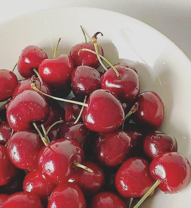 のインスタグラム：「yum🍒🍒🍒」