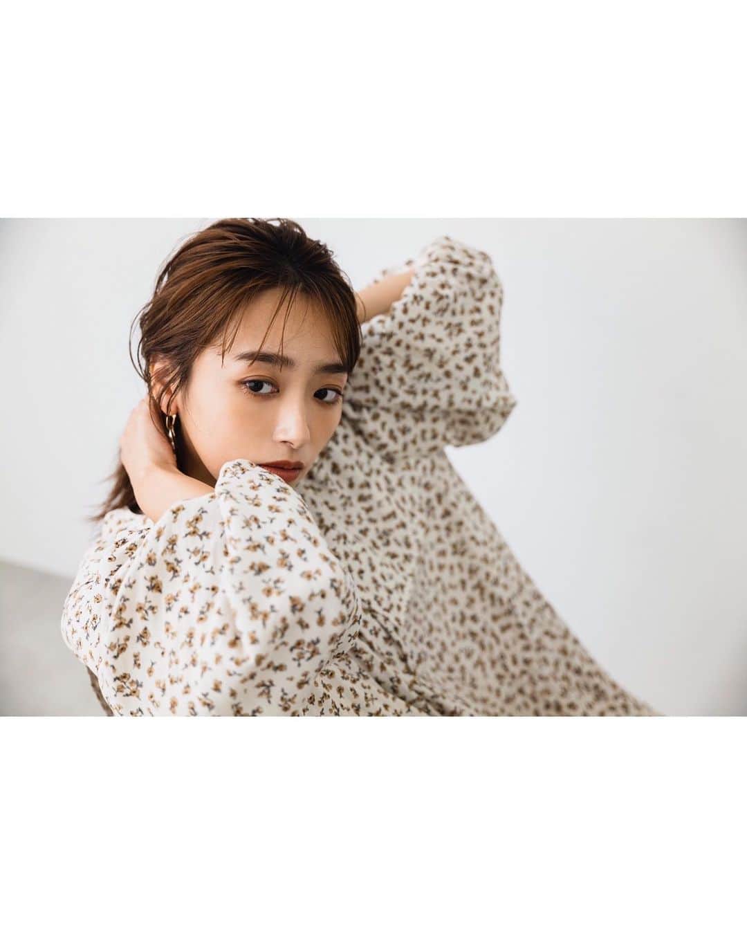 近藤千尋のインスタグラム：「ロペピクニックさん @ropepicnic_official と コラボさせて頂きました💞 本日より予約スタートしています🌈 着用している花柄ワンピは 襟が取り外し可能で、 大人っぽく着れるアイテムです🤍 襟はスウェットやニットに合わせても 可愛いです😍😍 お洒落を楽しみたい全ての方に 着ていただけるように 素材やディティールにこだわりました❤️  他にセットアップやトップスも ご用意しています🥰🥰 ぜひチェックお願いします🤲💗 #近藤千尋コラボ #ロペピクニック #ropepicnic #花柄ワンピース #つけ襟 #GDE51990」