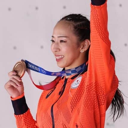 野口啓代のインスタグラム：「東京五輪、そして私の最後の大会が終わりました。今でも1番信じられないことは、次の大会の予定がないことです。 • だってオリンピックが終わって一番感じることは、もっと登りたい！強くなりたい！っていう気持ち。どんなに頑張っても強くなっても、永遠に満足させてくれることのないクライミングの魅力。 • 私の競技人生の最後の大仕事として、そんなクライミングの魅力がもし少しでもみなさんに伝えることが出来たのであればそれこそが私の”集大成”だったと思います。 • 11歳でクライミングと出会い、12歳で全日本ユースで優勝した。16歳で日本一になり、世界に挑戦した。いきなり世界選手権で3位になることができた。19歳でワールドカップ初優勝、20歳でワールドカップ年間チャンピオンになれた。その後、4度の年間チャンピオンになることができ、26歳の時にスポーツクライミングにオリンピックの話が持ち上がった。招致活動に携わり、27歳でスポーツクライミングがオリンピック種目となった頃には日本での連覇も途絶え、世界で活躍することが厳しくなっていた。3種目をこなすことに苦しみ向き合い続けた3年後のオリンピック選考大会で掴んだ夢の舞台。そして1年延期となった2021年、32歳で開催された最初で最後のオリンピック。 • クライミングが私に教えてくれたことは数えきれない。 絶対に最後まで諦めないこと。 自分に負けない、逃げないこと。 どんな自分も好きで居続けること。 自分を信じ、コーチを信じ抜くこと。 応援してもらえる喜び。 私のことを私以上に喜んでくれる人がいる喜び。 心身共に健康で登ることのできる喜び。 共に戦い支え合えるライバルがいる喜び。 夢に挑戦できることの喜び。 • 私の人生を豊かにしてくれたクライミング。 もう一度わたしに夢を見させてくれた東京オリンピック。 • 私の競技人生はここで終わりですが、私の人生はまだまだここからです。 今度は私がクライミングに、応援してくれた沢山の方々に恩返しをする番です。 • ありがとう、クライミング ありがとう、オリンピック そして最後まで見守ってくださったみなさん、東京オリンピックの開催にご尽力頂いた関係者、医療従事者、ボランティア、それに関わる全ての皆様、本当にありがとうございました。 —————————————————— @tokyo2020 @team_nippon  #tokyo2020 #がんばれニッポン #olympic #arigato2020」