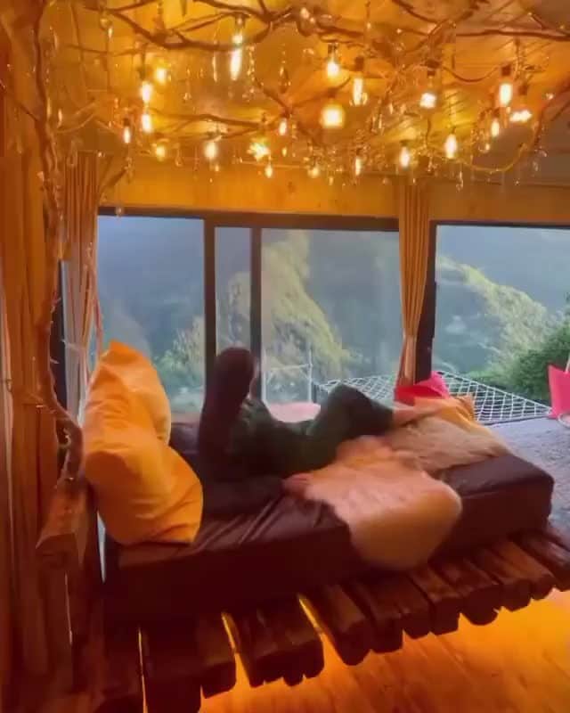 Crazy Roomsのインスタグラム：「Romantic evening in the mountains of Georgia ❤️⛰ Did you know there was a country named Georgia? 🇬🇪 Video by: @ollamio & @ruslanruff」