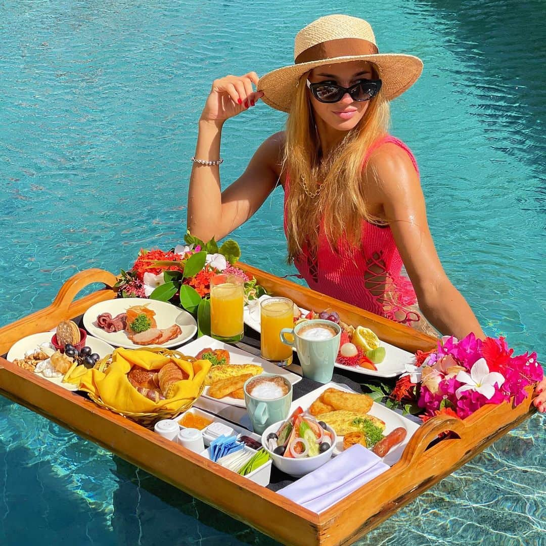 ダリア・ビロディドさんのインスタグラム写真 - (ダリア・ビロディドInstagram)「Floating breakfast🤟🏼😍🥐 #maldives #floatingbreakfast」8月10日 14時15分 - dariabilodid7