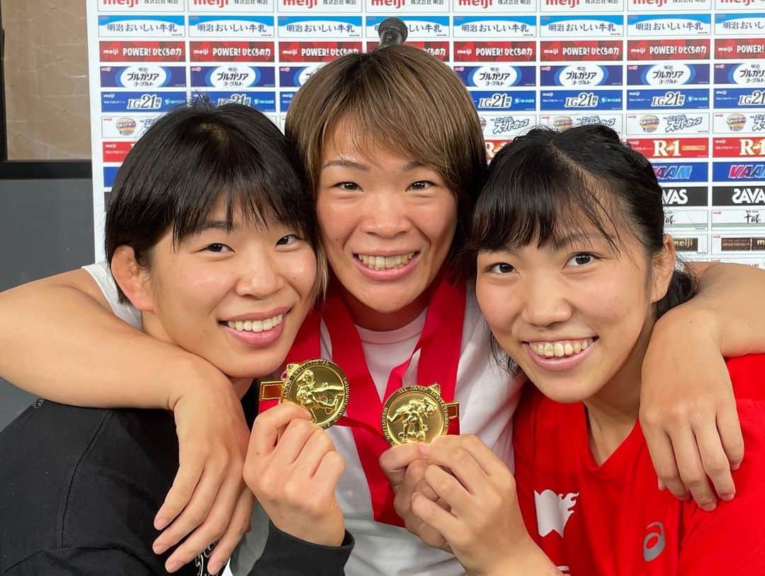 川井梨紗子さんのインスタグラム写真 - (川井梨紗子Instagram)「. 57kg級で戦ってきた中で、ここに至るまで、この2人なしには語れないくらい大きな存在の後輩👭🏻 今でこそ仲が良いけど、オリンピック代表予選の時には会話もほとんどしない程ピリピリした空気が流れていた時もありました。 2人とも本気でオリンピックを目指していたからこそ、 2人に恥じない戦いを見せたい、と思い試合に挑みました。 . 特に瑛絵とは、何年も練習パートナーを組んでいましたが、オリンピック予選が始まりライバルとなったため 自然と距離ができて、私が代表になった後は複雑な想いを抱いていた中、パートナーとして戻ってきてくれて、 最後の最後まで1番近くでサポートしてくれました。 おそらく、瑛絵が一番私のことをわかっているのではないかと思います。(試合中も1試合1試合アドバイスのLINEくれてた笑) . まだ、試合が終わって会えてないけどはやくメダル触ってほしいなー🥇☺️ . 10月、この2人は世界選手権に出場します🤼‍♀️🌍 次は、私がサポートする側に回りたいと思います！ 日本の57kg級は強いのです🇯🇵 . この2人だけでなく、試合を見た後輩達が何かしらの刺激を受けてくれていたら嬉しいです。」8月10日 14時32分 - risako_kawai
