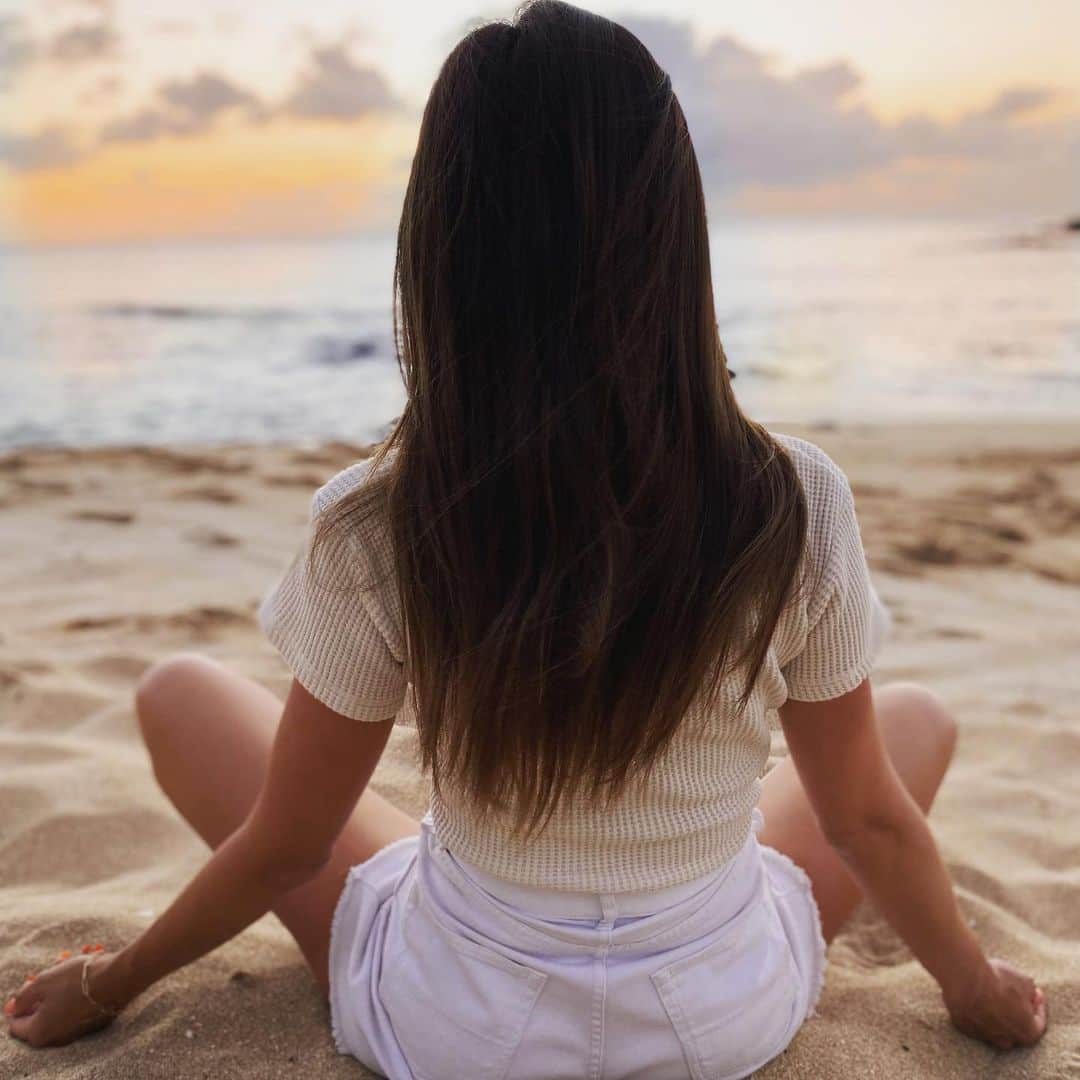 Mieのインスタグラム：「よーやく！一年以上ものオンライン授業から毎日登校が始まった1週間🧡 ご無沙汰です🧡 みなさんお元気ですか？  こちら 毎日５時過ぎに起きて3人分のお弁当作って朝ごはん作って、運よければ渋滞にはまらず1時間かけてのドライブ通学。 運が悪ければ鬼の2時間半の大渋滞に巻き込まれる。 お家の改修工事の監督やヘブンリーミーの新デザインを考えたりしてる合間に、あってゆうまにお迎えの時間。 そして鬼の大渋滞に遭わないよう祈りながら帰宅✌️  空気の澄んだオーシャンフロントのお友達のお家のゴージャスステーケーションは至福でしかなくて感謝感謝😆  ほっと一息🙏💛」