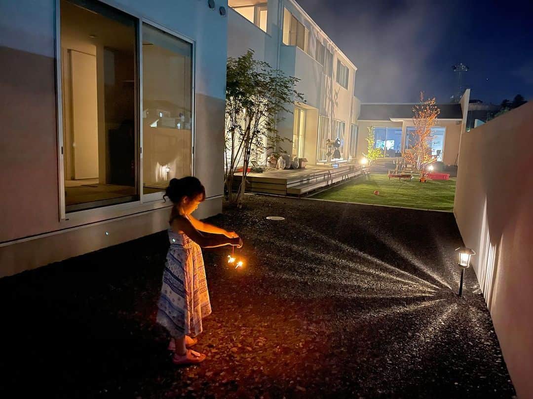 のインスタグラム：「. 手持ち花火したよ☺︎ . じぃじとばぁばが色々と隔離遊びグッズを事前に用意してくれていたのでお庭で色々と楽しんでいます。 娘は花火に大はしゃぎしていました♡ . 家の中にいたら私の大好きな緑（庭）が色々な所から見える造りにしたのですが、 こちら側のお庭は娘のオモチャや遊具でいっぱいになりそうです。 理想は物を少なくスッキリとした家に…と思っていたけど無理そうです😇 . 楽しんでるからいっか♪ . . #マイホーム #自主隔離中」
