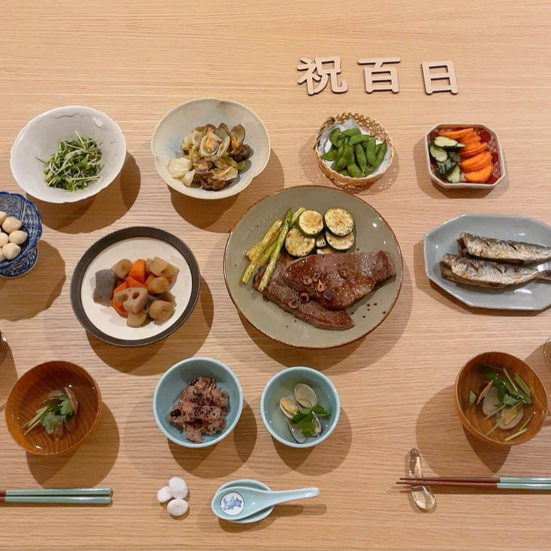 船曳ひろみさんのインスタグラム写真 - (船曳ひろみInstagram)「きのうやっとお食い初めできました🍱  生誕100日めにしようと準備していたけど、その日高熱が出て救急で診てもらってそのまま入院になり 尿路感染症とういもので、2週間ちょっとの入院生活、心配でさみしくてどうしようもなく不安な毎日でした🥲　　あらためて、健康でお家にいれることに感謝🥲　 今は元気になりました😮‍💨🤍  用意してたお食い初めセットは本人不在で頂き、きのう改めて。鯛は用意出来なかったし、お吸い物もアサリだったけど、れんちゃんが食べ物に一生困りませんようにの気持ちを込めて😮‍💨♡  #祝百日#baby#お食い初め」8月10日 15時09分 - hiromi_funabiki