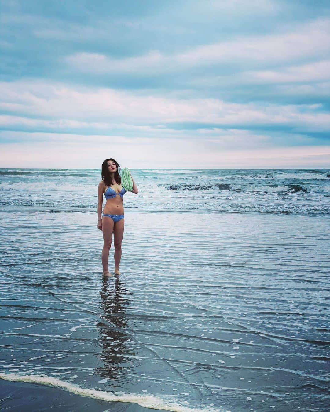 片山萌美のインスタグラム：「暑すぎるな  #moemikatayama  #オフショット #週プレ のときの」