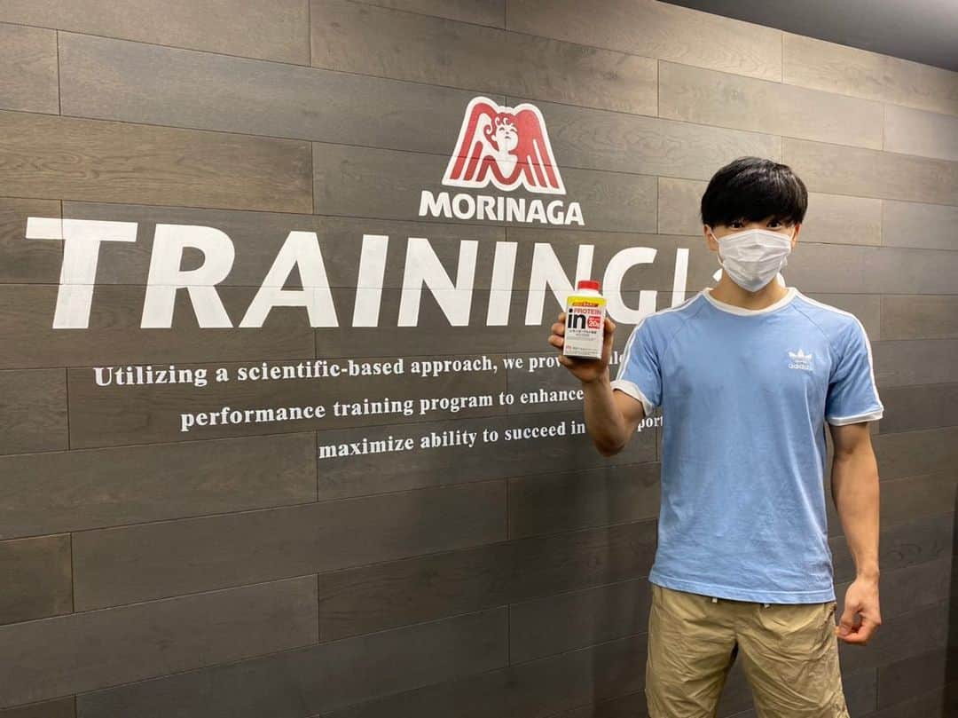 のインスタグラム：「森永乳業さんからプロテインドリンクのニューフレーバーが発売されました！ 味はレモンヨーグルト風味🍋🥛 ！ 飲んでみた感想としては、暑い夏にぴったりのサッパリとした味わい！グビグビいけます。 プロテインも20g入っていて、コンビニ等で手軽に買えるところがポイント高いですね🎯  是非トレーニング終わりに一杯飲んでみてください！  #森永乳業  #inゼリー #プロテインドリンク #タンパク質 #20g #レモン🍋 #PR」