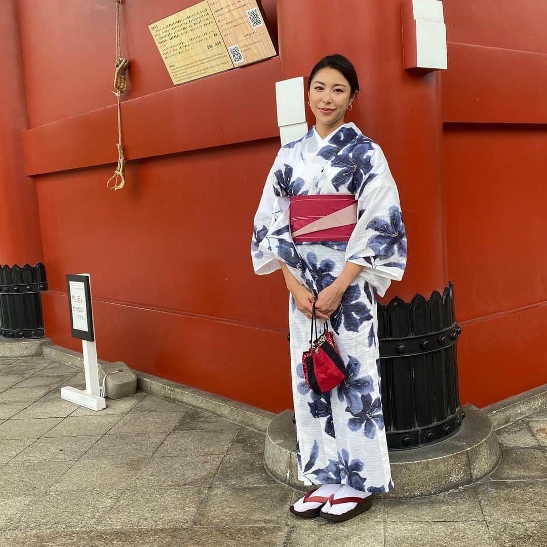 のインスタグラム：「浴衣着てお散歩してきた😊 3年前に買ってずっと眠っていた浴衣👘 衿もとが着物風なのがポイント✨  今年も花火、お祭り中止が続いてるから 「着る機会ない😢！」と思って なんでもない日に浴衣着てみたよ💓  たまには違う雰囲気で近くをお出かけすると楽しい！  #yukata #浴衣 #夏祭り #花火 #夏の思い出」