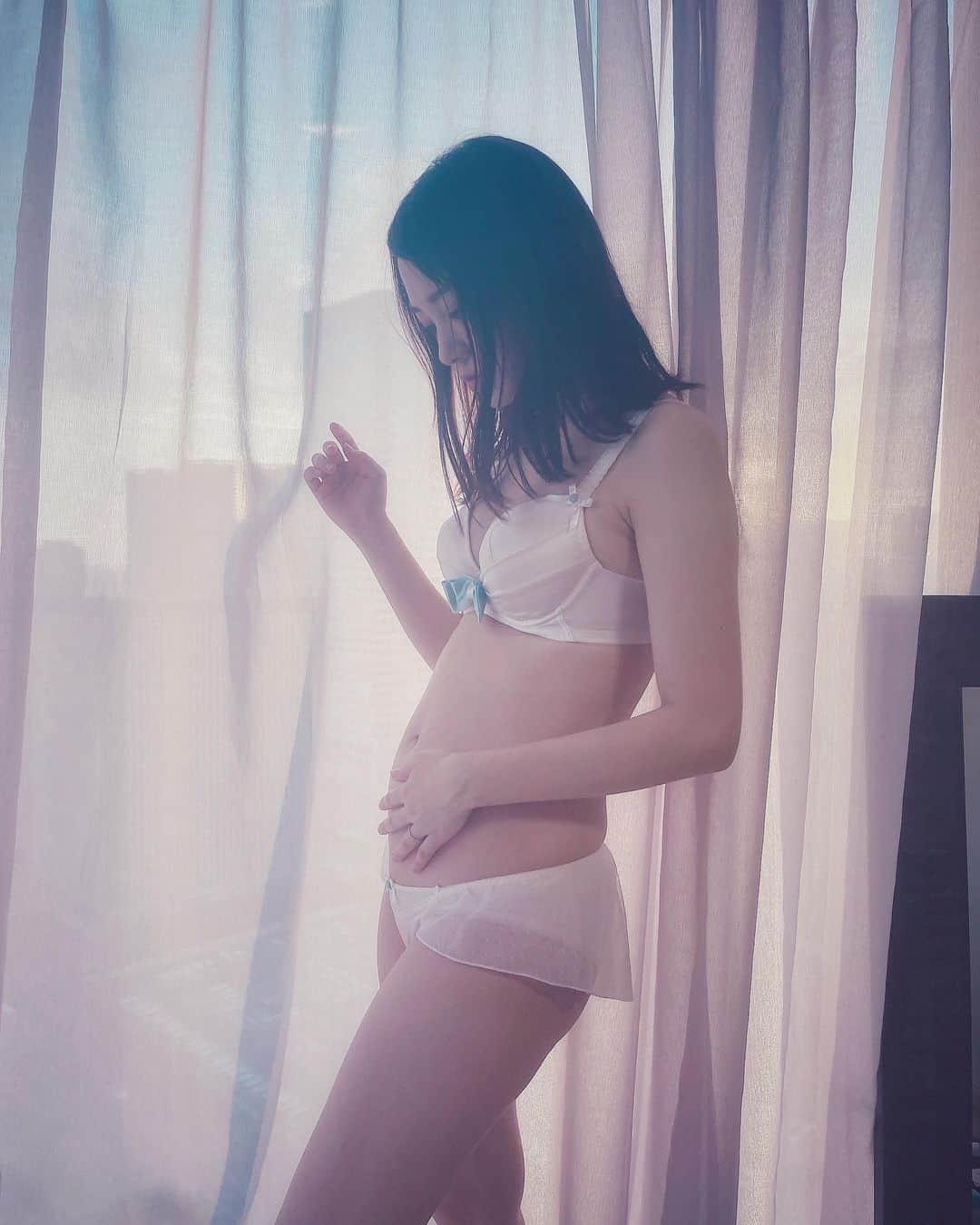 浜田翔子さんのインスタグラム写真 - (浜田翔子Instagram)「自宅で毎週つけてる　#お腹の記録 妊娠19週🥭🥞 フルーツだとマンゴーくらい。 スイーツだとパンケーキくらいなんだって🤰胎動もたまに？これかな？と感じています。  夕陽の中一瞬でいい感じに旦那さんが 撮ってくれました♡ 今のカラダでグラビア撮ったらめちゃイイのにと言ってくれる、、😹どこか撮り下ろししてくれませんか、、🤣  #pregnant #pregnancyphoto #pregnancy #マタニティ #maternityphoto #maternity #プレママ #妊娠19週 #妊娠19週のお腹  #妊婦#妊娠5ヶ月 もうすぐ　#妊娠6ヶ月 #マタニティ記録 #初マタ #妊娠中期  #プレママさんとつながりたい #初マタさんとつながりたい #男の子ママ予定 ? #令和4年1月出産予定 #令和4年ベイビー」8月10日 16時24分 - shoko_hamada