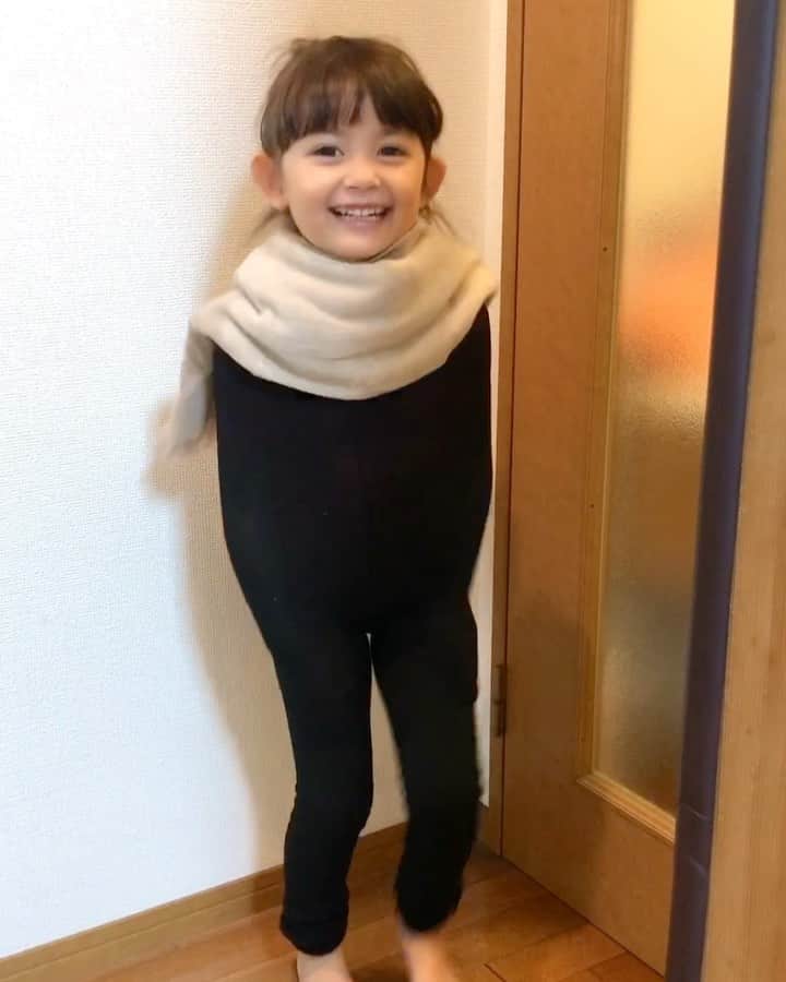 のインスタグラム：「クローゼットをスッキリされるべく朝から断捨離していましたが、不要になった物を袋に入れる度に、取り出す→着ようとする誰かさんのせいで全然進まず🙄  中でもこのマタニティレギンスを気に入る謎チョイス。 少し前にすみっコぐらしの映画を観てからすっかりハマったようで、この格好で部屋の角に行きすみっコごっこしてました。 私が知ってるすみっコと違う…🤔 #sumikkogurashi#maternityleggings#fashion#kid#cute#happy#smile#love#すみっコぐらし#断捨離#マタニティ#レギンス#コーディネート#育児#子育て#親バカ部 #ベビフル#ママリ」