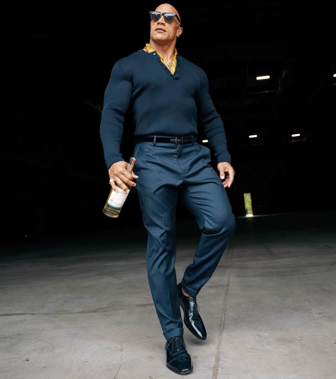 ドウェイン・ジョンソンのインスタグラム：「My Mana Ohana 🥃🖤   I have an exciting and massive @Teremana Tequila announcement coming tomorrow (Tuesday) for you guys 🌍  As founder of the brand, I’m grateful and proud to say that since we launched last March of 2020 ~ Teremana Tequila has set new records in the spirits industry and has become the BIGGEST LAUNCH OF ANY SPIRIT EVER.   EVER.   On our way to becoming a rare 1 MILLION CASE brand (in record time) and that is an extraordinary accomplishment in the spirits business.   THANK YOU for LOVING your @teremana 🙏🏾🥃  Highest in QUALITY.  Best in TASTE.   THE tequila of the people 🥃  Big announcement coming tomorrow!   ~ DJ  Founder  Teremana Tequila 🥃🖤」