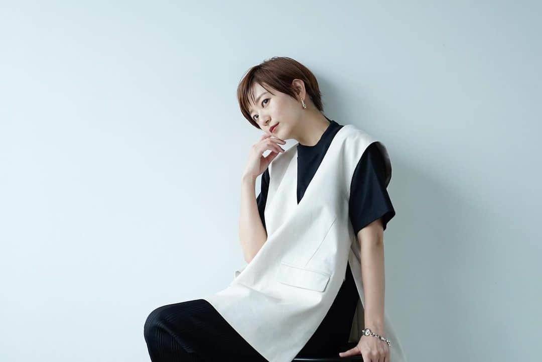 伊藤千晃のインスタグラム：「今月こちらの雑誌にでております☺️ ⁡ InRed 9月号 身長１５３ｃｍの伊藤千晃がお手本！背が低い人のスタイルアップ術‼️ ⁡ そして、 ⁡ Steady. 9月号　 素敵な大人女子の夏バッグとその中身を拝見！で持ち歩いてるグッズを紹介してます👜 ⁡ ぜひ見てね💓 ⁡  #低身長コーデ  #inred  #steady」