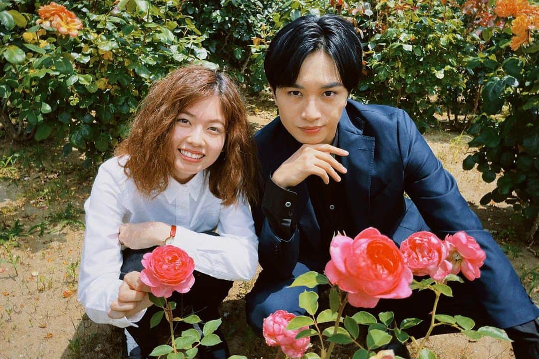 のインスタグラム：「ロケハンの記録。 バラ園に行った時です。  今夜9時  「彼女はキレイだった」  みなさん、準備はできてますか？  編集部の佐藤が 僕に何かを言いかけてましたが、  #彼女はキレイだった #OOTD #ootdfashion #fashion #japan #asia #今夜9時 #更新99回目です」