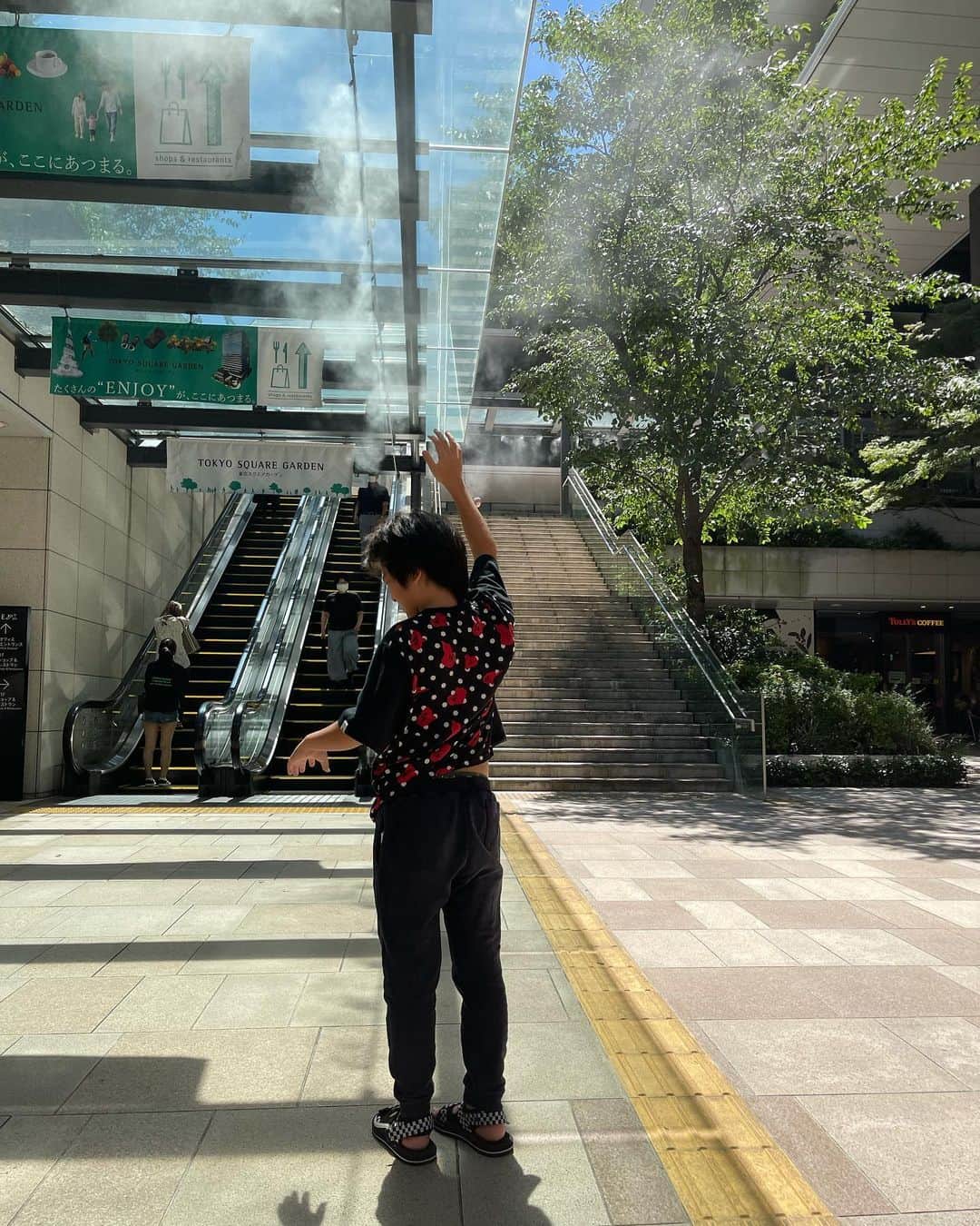 MINMIのインスタグラム：「今年１番の夏だって！？埼玉は40度だって　🌻　みんな暑さに気をつけてね！  @bape_japan アイ君着用 エイプのT shirt 頂きました❤️」