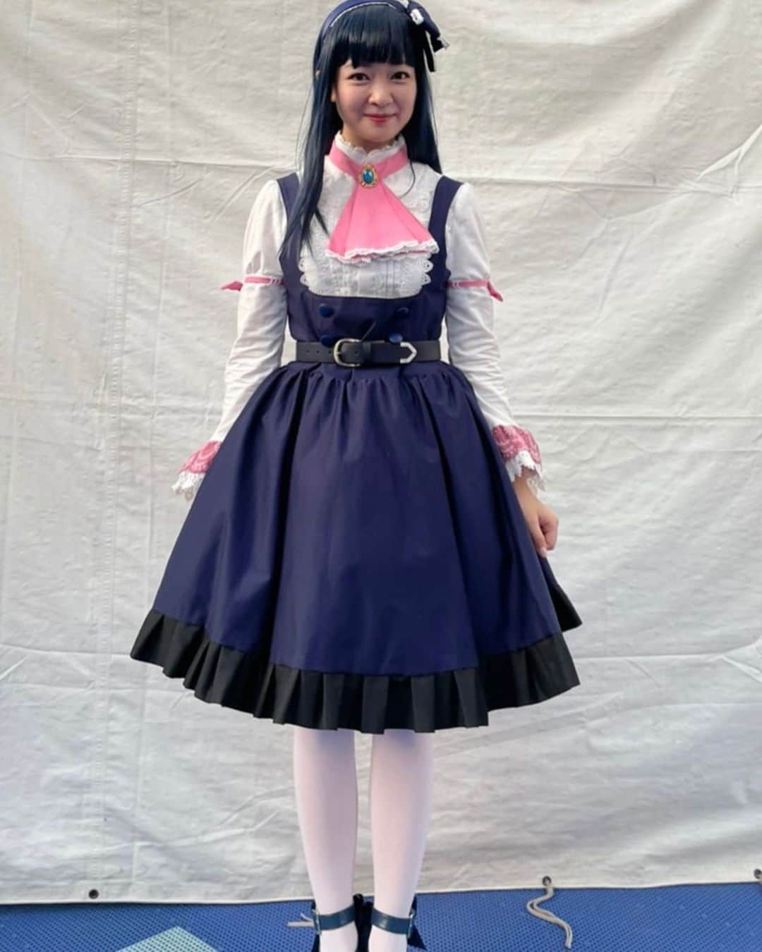 磯貝初奈さんのインスタグラム写真 - (磯貝初奈Instagram)「10月から放送のアニメ「シキザクラ」のイベントで、明神逢花ちゃんのコスプレをしました。 はじめての本格的なコスプレに楽しくなってしまって、「今日はご機嫌だねえ」と色々な人に言われました😂😂  #シキザクラ  #明神逢花 #人生初のカラーコンタクトに #紺色のウィッグ #衣装の再現度の高さに感動しました  #磯貝初奈」8月10日 17時41分 - hana_isogai