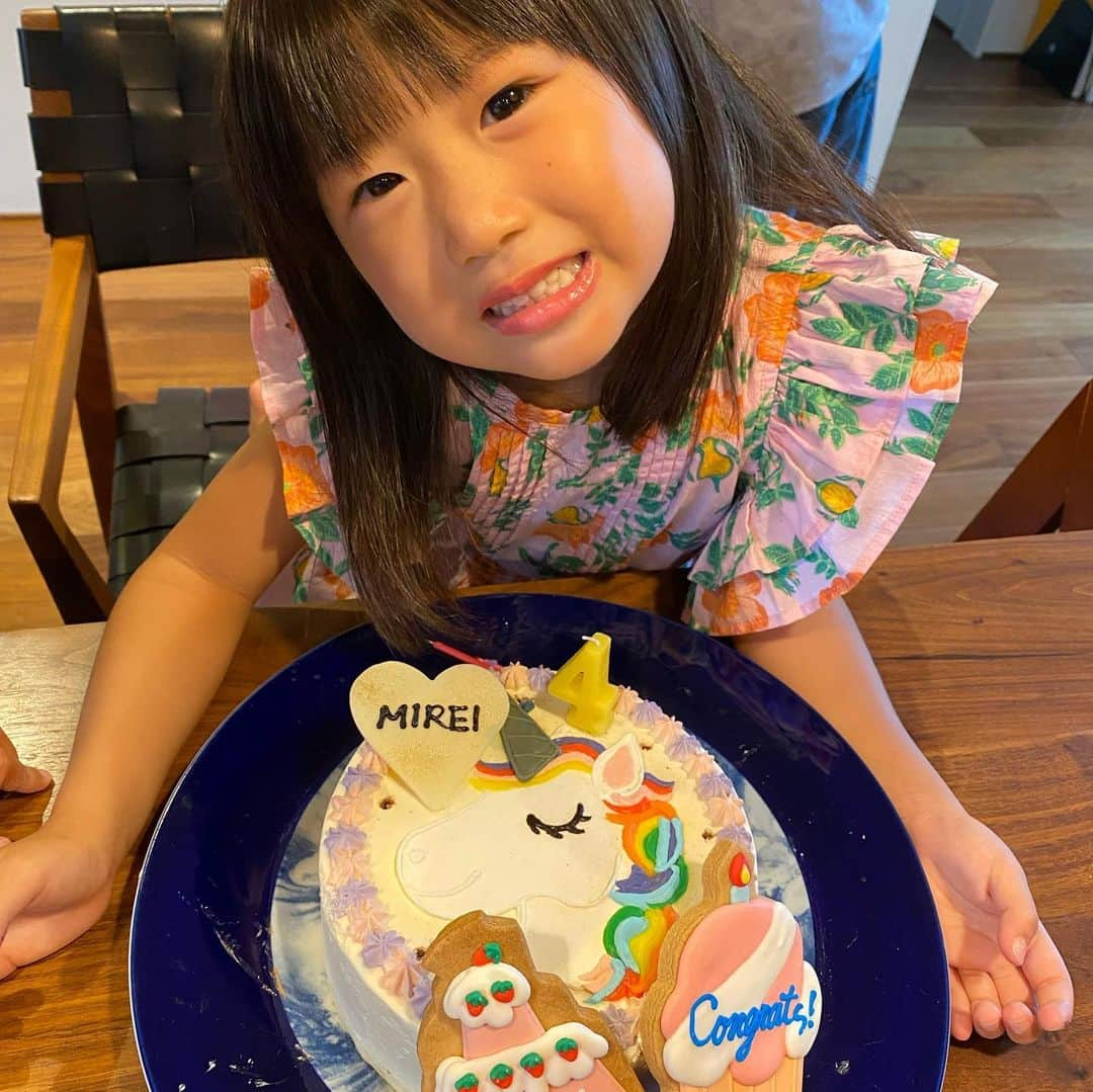 潮田玲子さんのインスタグラム写真 - (潮田玲子Instagram)「娘へのお誕生日のお祝いメッセージ、本当にたくさんありがとうございました😍😍😍💓💓💓 一年前のケーキ落とし事件久々に見返したので載せますね笑笑 今年は無事に娘の元へ届けられたのですが、凄い切り方を要求された結果こうなりました笑笑 ユニコーンのお顔にナイフは絶対に 入れないでという事です😅 去年のこともありますし、今回は特別ってことで🤣☝️  #お誕生日ケーキ #落とさなくて良かった笑 #切り方の指定 #凄いな笑」8月10日 17時44分 - reikoshiota_official