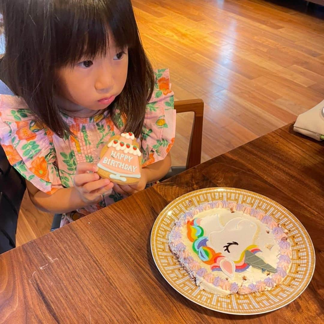 潮田玲子さんのインスタグラム写真 - (潮田玲子Instagram)「娘へのお誕生日のお祝いメッセージ、本当にたくさんありがとうございました😍😍😍💓💓💓 一年前のケーキ落とし事件久々に見返したので載せますね笑笑 今年は無事に娘の元へ届けられたのですが、凄い切り方を要求された結果こうなりました笑笑 ユニコーンのお顔にナイフは絶対に 入れないでという事です😅 去年のこともありますし、今回は特別ってことで🤣☝️  #お誕生日ケーキ #落とさなくて良かった笑 #切り方の指定 #凄いな笑」8月10日 17時44分 - reikoshiota_official