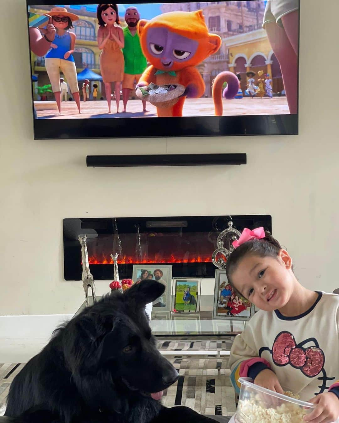 ルーグネッド・オドーアのインスタグラム：「Emma won’t stop talking about how much she loved VIVO! She will be singing and dancing along to the songs for days. Lin-Manuel Miranda’s VIVO is streaming now on @netflix!  #VIVOMovie #Netflix #Ad」