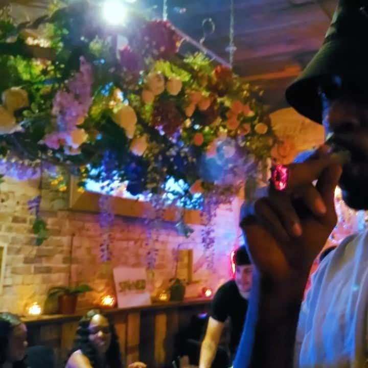 トニー・イエイヨーのインスタグラム：「@pizzapusha for that Red light district experience ⛽️💭🚨.🔥🔥🔥🔥🔥」