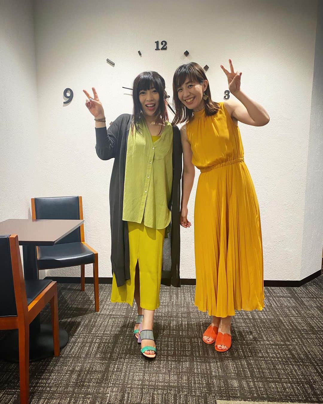 鈴華ゆう子のインスタグラム：「今日はラジオにたまちゃん（  @tamamihirota ）が来てくれました。打ち合わせなしで、偶然の  #ビタミンカラー のコーデがシンクロでした！ ソロライブのバンマスについて語ってくれたよ(*´ω`*)  #広田圭美  #鈴華ゆう子  #yukosuzuhana  #日本が好きになっちゃうラジオ  #鈴華ジャパン  #JFN」
