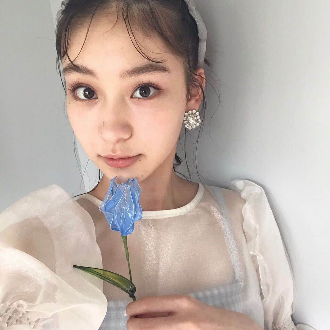 太田雫さんのインスタグラム写真 - (太田雫Instagram)「・ ・ オフショ〜🌷💙 ・ 撮影で使ったチューリップと撮ったよ☺︎ ・ ・ ・ #ニコラ#太田雫 #自撮り#selfie#チューリップ#tulip#オフショ」8月10日 19時41分 - _shizukuota