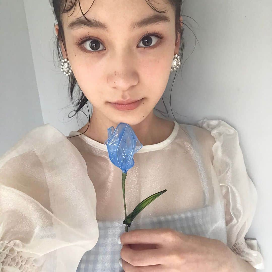 太田雫さんのインスタグラム写真 - (太田雫Instagram)「・ ・ オフショ〜🌷💙 ・ 撮影で使ったチューリップと撮ったよ☺︎ ・ ・ ・ #ニコラ#太田雫 #自撮り#selfie#チューリップ#tulip#オフショ」8月10日 19時41分 - _shizukuota