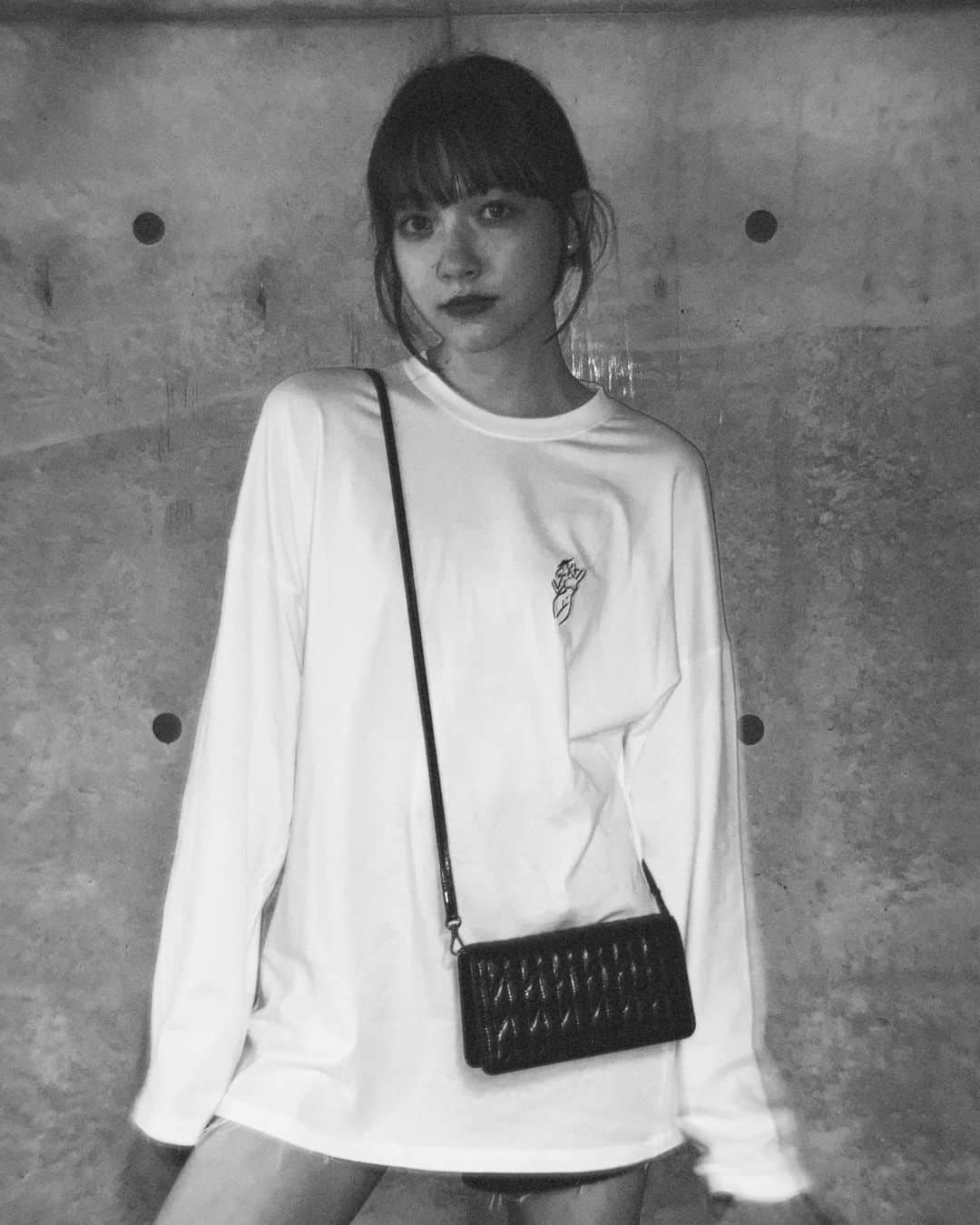 のインスタグラム：「. #サクラノシフク   昨日の。 ゆるいロンT大好き、 そしてミニミニ鞄も大好き」