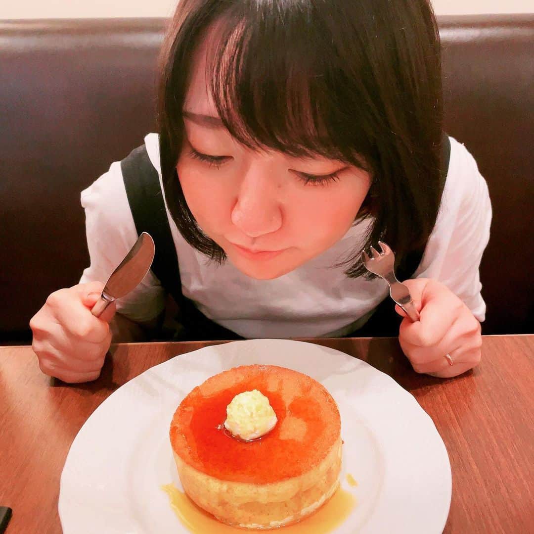 ちゃんまいのインスタグラム：「ちゃんまい vs ホットケーキ🥞」