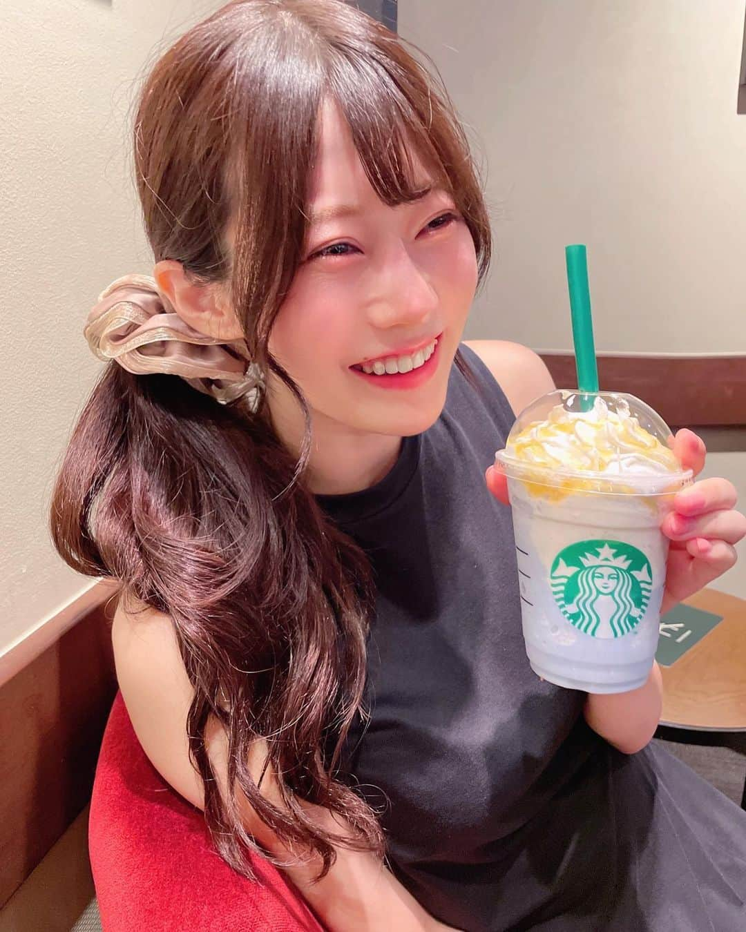 桃里れあさんのインスタグラム写真 - (桃里れあInstagram)「神奈川フラペチーノ💙💛 ・ ・ 美味しかったぁ🤤💕 ・ ・ ファンからプレゼントでいただいたスタバカードを使ったよ🥰ありがとう〜🥰スタバ大好き💕 ・ ・ UNIQLOの黒ワンピを着ていったよ🖤 @uniqlo_jp  ・ ・ #スタバ #フラペチーノ #スターバックス #starbucks #インスタ映え #カフェ巡り #女子会 #uniqlou #uniqloコーデ #ユニクロ #ユニクロきれいめ部 #ロングワンピース」8月10日 20時13分 - rea_momosato