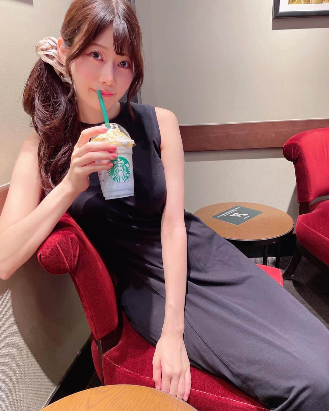 桃里れあさんのインスタグラム写真 - (桃里れあInstagram)「神奈川フラペチーノ💙💛 ・ ・ 美味しかったぁ🤤💕 ・ ・ ファンからプレゼントでいただいたスタバカードを使ったよ🥰ありがとう〜🥰スタバ大好き💕 ・ ・ UNIQLOの黒ワンピを着ていったよ🖤 @uniqlo_jp  ・ ・ #スタバ #フラペチーノ #スターバックス #starbucks #インスタ映え #カフェ巡り #女子会 #uniqlou #uniqloコーデ #ユニクロ #ユニクロきれいめ部 #ロングワンピース」8月10日 20時13分 - rea_momosato