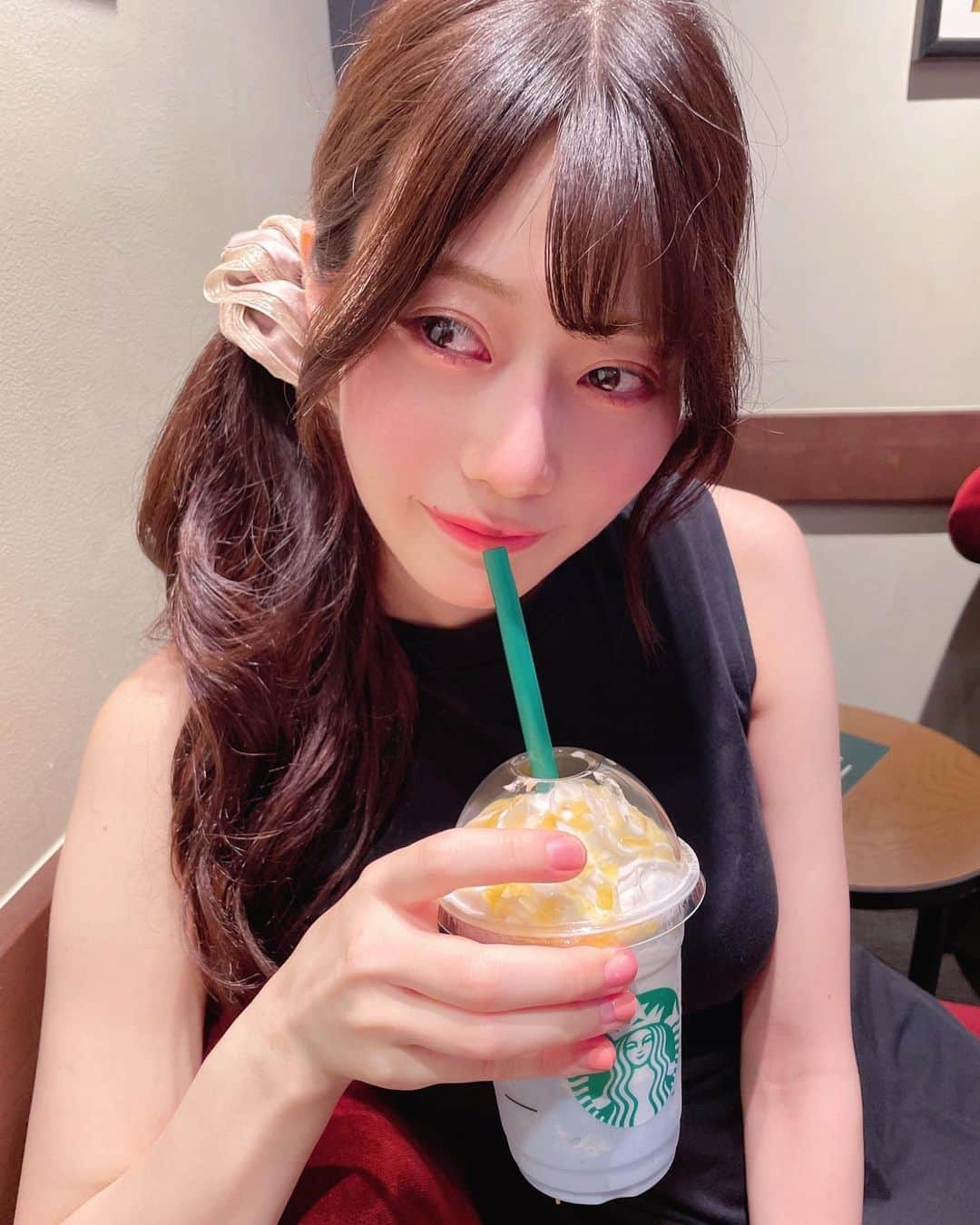 桃里れあさんのインスタグラム写真 - (桃里れあInstagram)「神奈川フラペチーノ💙💛 ・ ・ 美味しかったぁ🤤💕 ・ ・ ファンからプレゼントでいただいたスタバカードを使ったよ🥰ありがとう〜🥰スタバ大好き💕 ・ ・ UNIQLOの黒ワンピを着ていったよ🖤 @uniqlo_jp  ・ ・ #スタバ #フラペチーノ #スターバックス #starbucks #インスタ映え #カフェ巡り #女子会 #uniqlou #uniqloコーデ #ユニクロ #ユニクロきれいめ部 #ロングワンピース」8月10日 20時13分 - rea_momosato