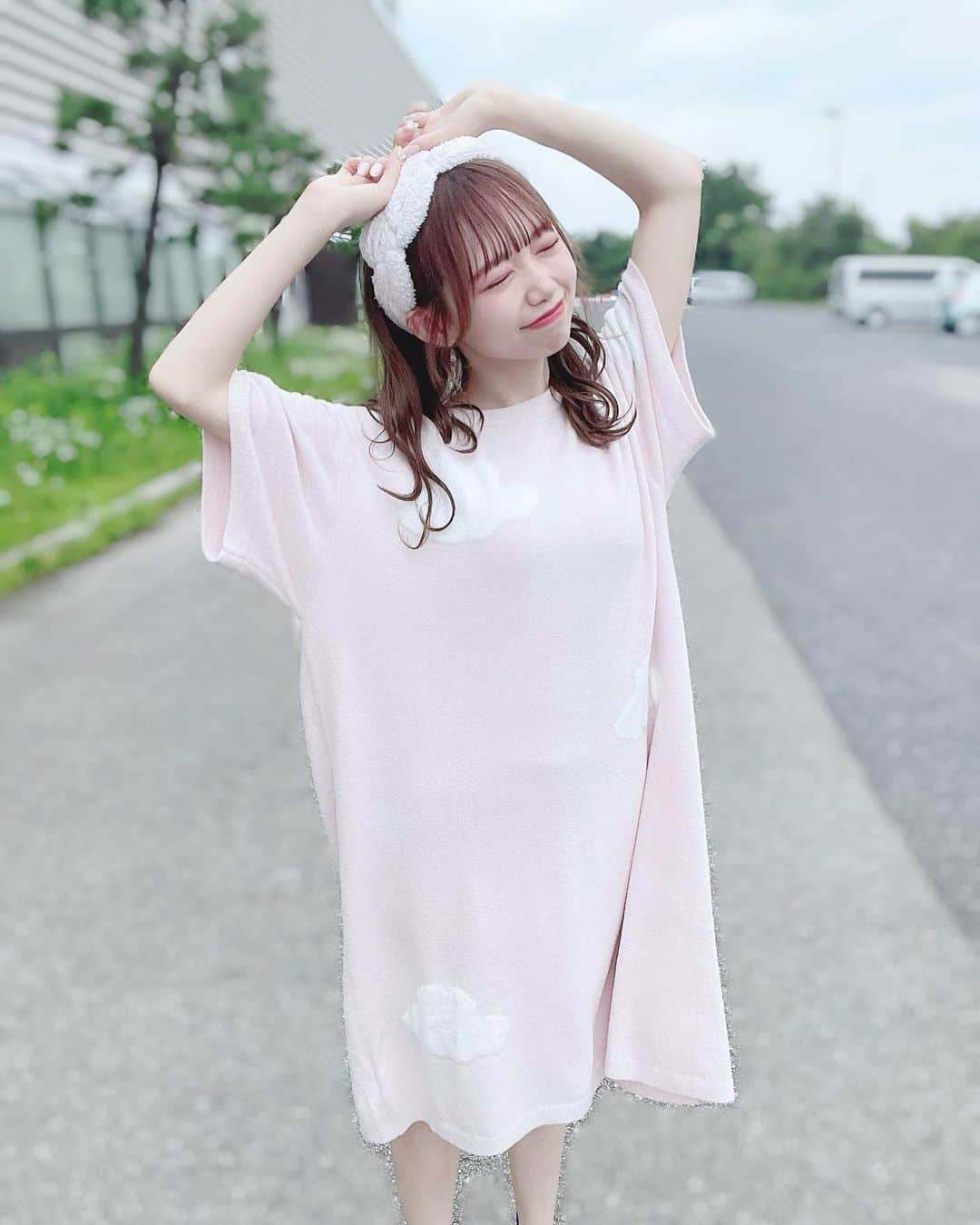 畑美紗起のインスタグラム：「雲の柄ののパジャマかわいい☁️🤍  さいきんネイルも雲にしたし 雲柄にハマってるのかな？🙂笑  このヘアバンドがかわよです💕💕  リアルトーク会のときの写真🌷  #ラストアイドル #畑美紗起 #パジャマ #ルームウェア」