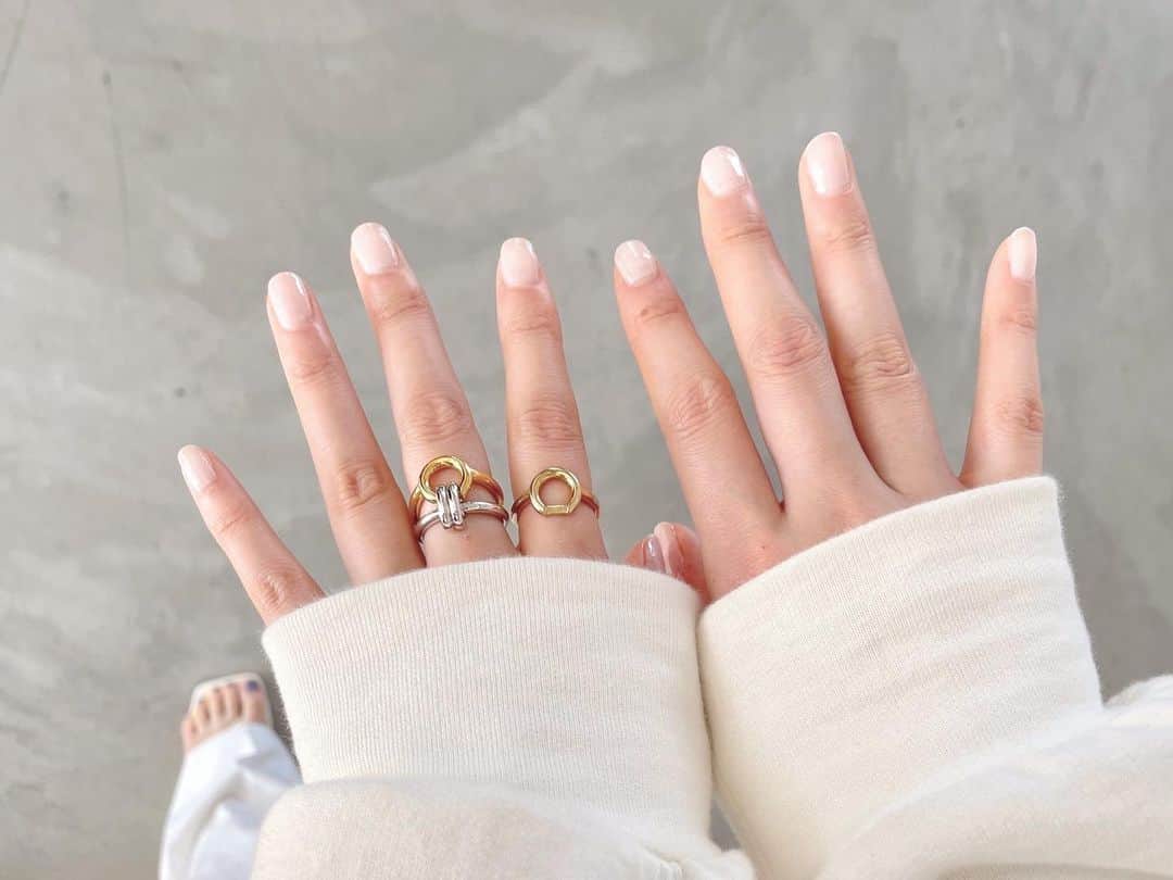 大野いとのインスタグラム：「白ネイル💅×指輪💍 可愛い。♡」