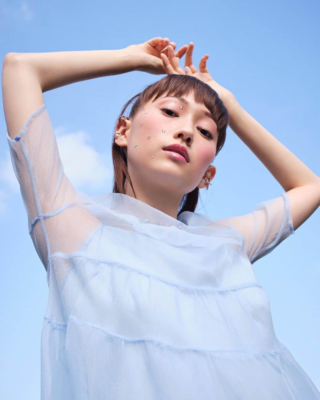大野いとのインスタグラム：「クールな皆さんに、素敵に撮っていただきました。幸せです。ありがとうございます！☺️  Photographer @marihamada.38  Stylist @shizuka_yoshida_ Hair @junko_hair Makeup / Nozomi Yamamoto   Dress @farfetchjapan Earcuff @riefejewellery_official Neckless @acnestudios Boots @isabelmarant」