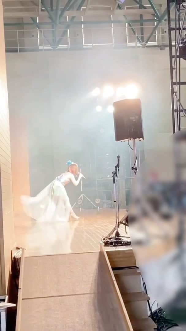 荒牧陽子のインスタグラム：「┈︎┈︎┈︎┈︎┈︎┈︎┈︎┈︎┈︎┈︎┈︎┈︎ ちょっとレポ遅くなりましたが💦 ⁡ 北海道岩見沢市 《そらフェス3》で歌ってきました✨  ちょっとだけステージどぞ✨ ⁡ 去年10月の《そらフェス2》にも参加させてもらい、 また今回も…!!! 嬉😊✨ 東京から向かうタレントスタッフ皆んな、 コロナ陰性を確認して岩見沢に向かいました。 ⁡ 沢山の方に笑顔を！と そらフェスを作っていらっしゃる皆さんの想いを伺い感動🥺 ⁡ 開催するには沢山の壁があった中 沢山沢山準備して、無事イベント成功！ 本当に大変だったと思います。 ⁡ 私もその一員として参加できた事、 さらに 来てくださった皆さんの笑顔を 沢山見ることができて 本当に嬉しかったです。 ⁡ やはり Liveは最高！ ⁡ 色んな想いが募って泣けました。 感動を、ありがとうございます！ ⁡ 早く 沢山Live出来る様になりたいなあ ⁡ ⁡ 次のpostで ご一緒した、テツandトモさんのこと書きますね！ もう、大好きすぎますyo!!! ┈︎┈︎┈︎┈︎┈︎┈︎┈︎┈︎┈︎┈︎┈︎┈︎ #テツandトモ さん #荒牧陽子 #そらフェス #北海道 #岩見沢」