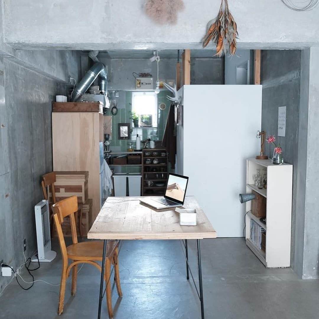 LIFULL HOME'S DIY Magさんのインスタグラム写真 - (LIFULL HOME'S DIY MagInstagram)「お気に入りの家具やインテリア、DIYやカスタマイズ、賃貸でも購入物件でも自分らしさに妥協したくない。 そんな部屋づくりにこだわった人たちを紹介する 「 #こだわりの部屋づくり 」🏠 ⁡ 今回ご紹介するのは、東京都にお住まいの @aman0jack さんの部屋です。コンクリート打ちっぱなしの魅力やお気に入りのアンティークアイテム、空間をまるごとDIYしたパウダールームについてお話を伺いました。 ⁡ ⁡ 👭 コンセプトは「狭小アパートメント暮らしの実験」 ⁡ 学生時代は普通の賃貸アパートに住み、蚤の市で出合った古道具やアンティーク家具を取り入れた部屋づくりをしていたaman0jackさん。この部屋に住み始めてからますますインテリアに手をかけるようになり、家具だけでなく空間をまるごとDIYするなど、部屋づくりを思う存分楽しんでいます。 ⁡ 「コンクリート打ちっぱなしで、ほかに何もないこの部屋は、好き勝手にできる余地があると感じました。何もない箱を好き勝手にDIYしたり、家具の配置を考えたり…この部屋での生活を、“暮らし方の実験”と捉えています」 ⁡ ⁡ 🔧️ 部屋の隅々に光るDIYスキル ⁡ 冷蔵庫の目隠し棚と、ゴミ箱を収納できるコーヒーカウンターはaman0jackさんのDIY。生活感の出やすい家具や家電をカバーすることで、コンクリートとキッチンタイルにうまく調和しています。 ⁡ また、部屋内でひときわ目を引くのが白い壁に囲まれた半畳ほどの空間。 こちらは、入居して最初につくったパウダールーム（脱衣所）。もともと脱衣スペースがなく着替えの様子が丸見えだったため、ユニットバスを囲む形で空間をまるごとDIYしました。 ⁡ 「手順としては、まず、CADで図面を作成しました。それから、鋼製束で角材を立てて柱に。壁は合板を張り合わせました。組み立て作業は1日で終わり、後日、白く塗装しました」 ⁡ 💬パウダールーム塗装前後のお写真をいただきました！気になる方はストーリーズの記事リンクからチェックしてね👀 ⁡ ⁡ .........................  ⁡ こだわりの空間、お部屋の全貌はWEBサイトにて。 トップのURL、ストーリーズリンクよりご覧ください🔍 ⁡ @lifullhomesdiymag #暮らしの編集力を高めるウェブマガジン #lifullhomesdiymag #diymag ⁡ ⁡ #賃貸 #賃貸暮らし #賃貸インテリア #賃貸DIY #キッチンDIY #キッチン収納 #見せる収納 #ディスプレイ棚 #コンクリート打放し #ワンルーム #ワンルームインテリア #ワンルーム一人暮らし #キッチンタイル #間接照明 #間接照明のある暮らし #ヴィンテージ家具 #chikuni #boch #arabia #パウダールーム #ワンルームDIY #リノベーション賃貸 #狭小住宅 #狭小アパートメント暮らしの実験 #フロアライト #krankmarcello」8月10日 21時00分 - lifullhomesdiymag